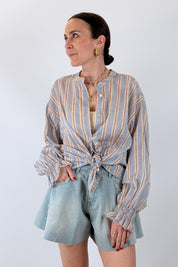 camicia a righe con nodo