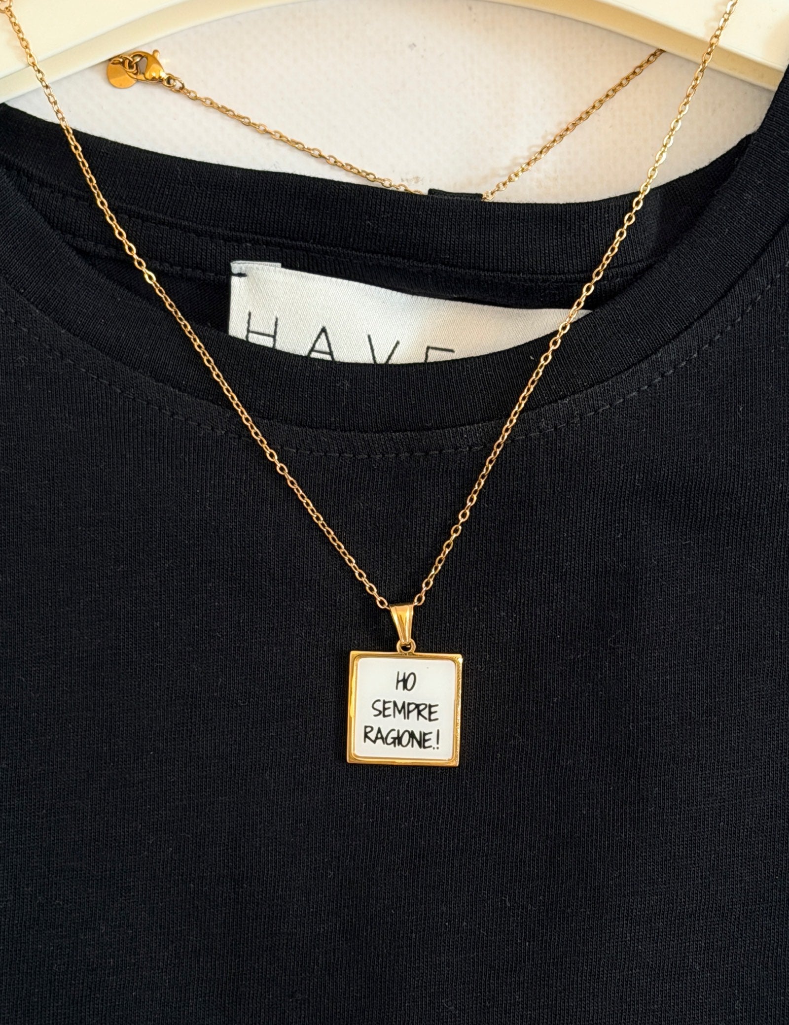 T-shirt con collanina