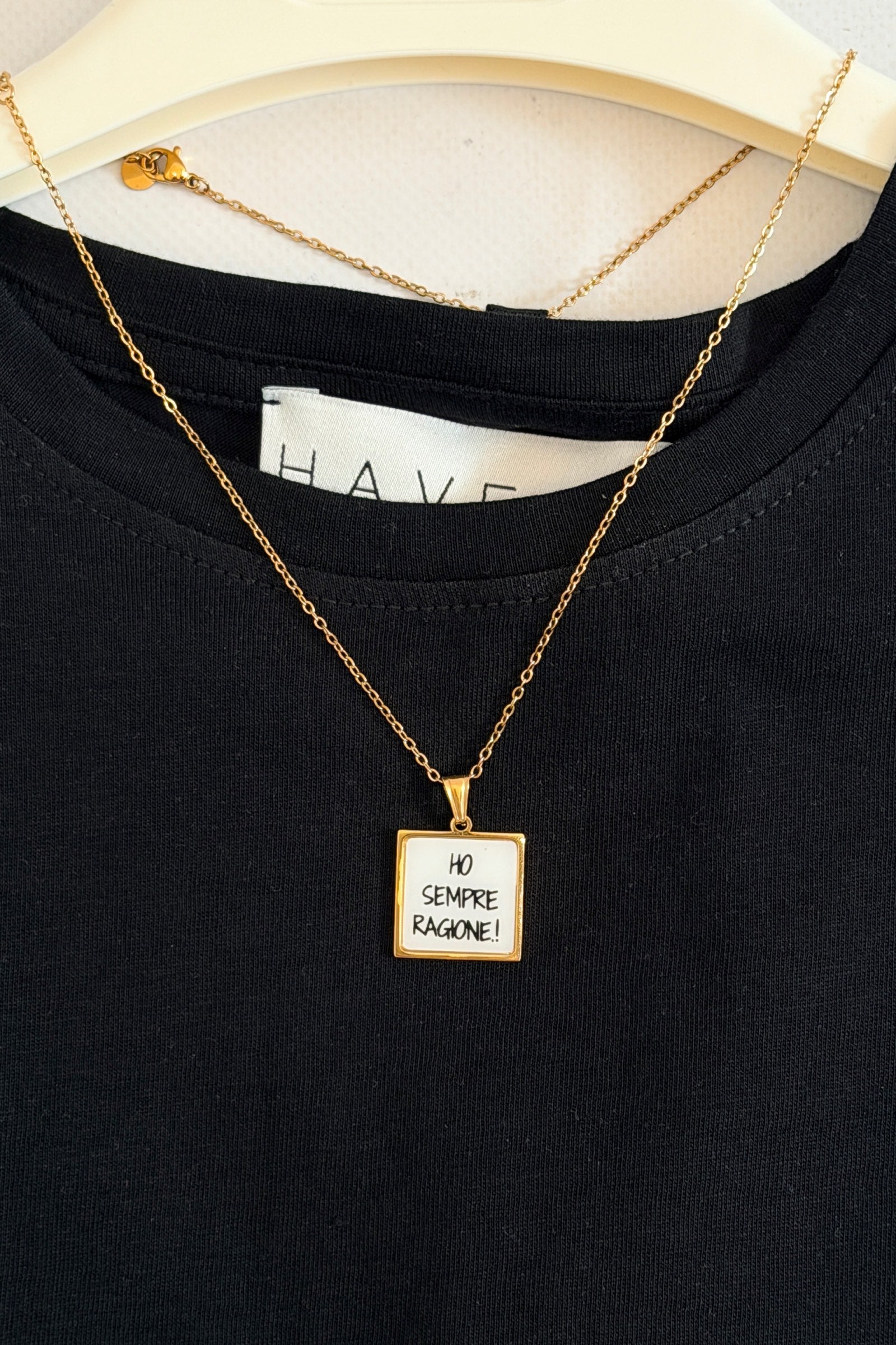 T-shirt con collanina