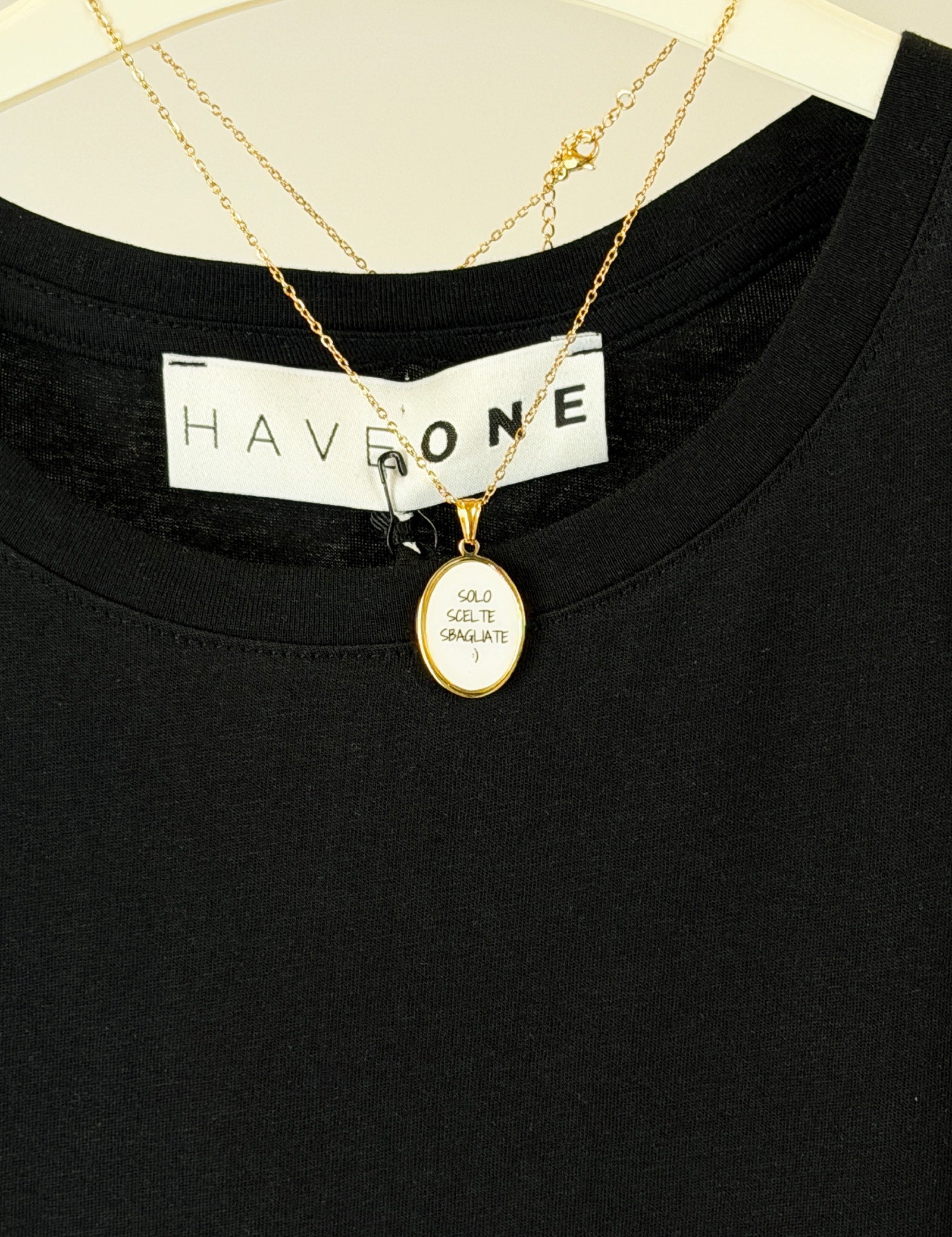 T-shirt con collanina