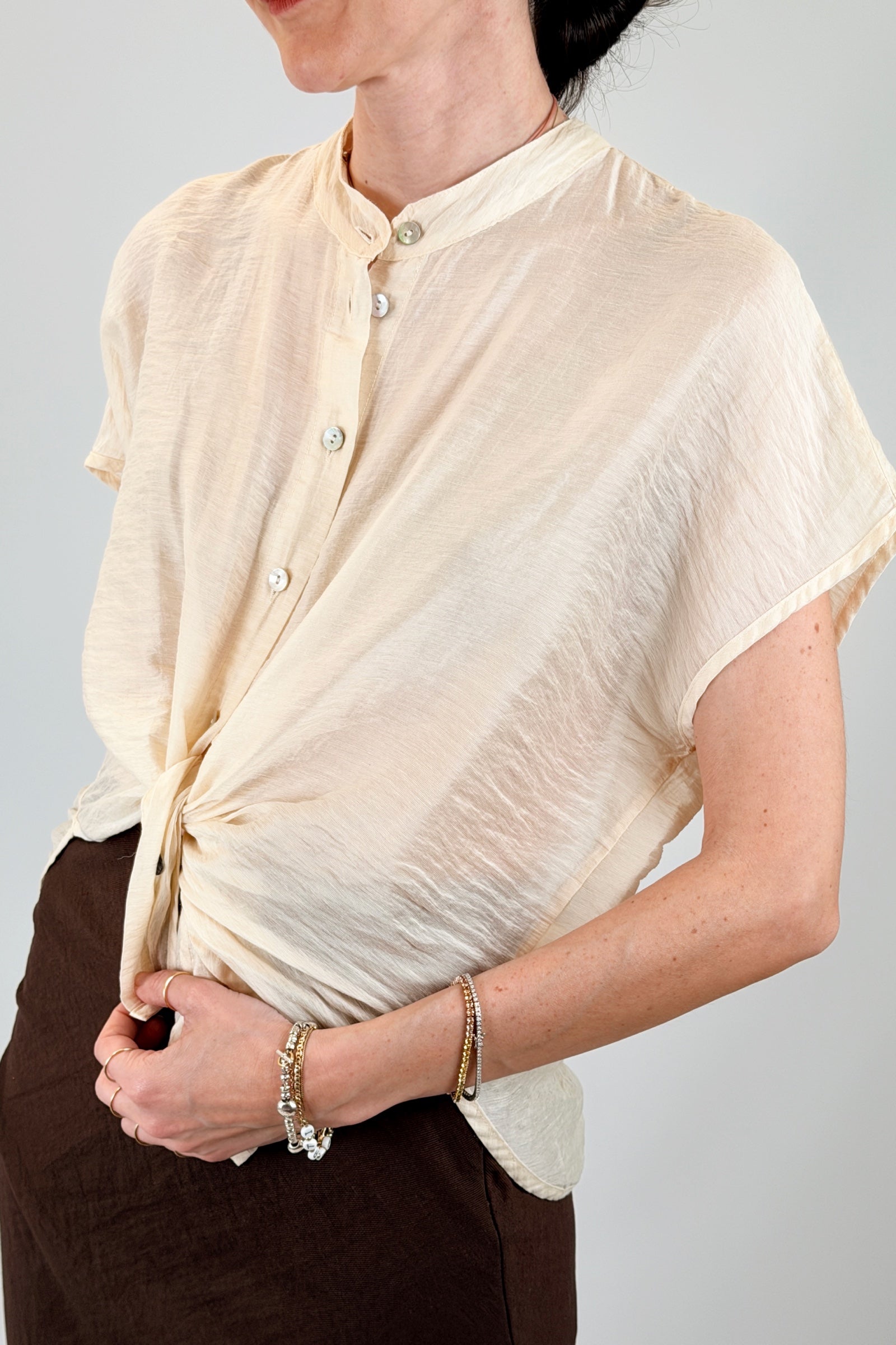 Camicia smanicata con nodo