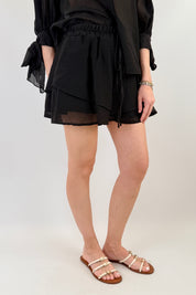 Shorts con balze