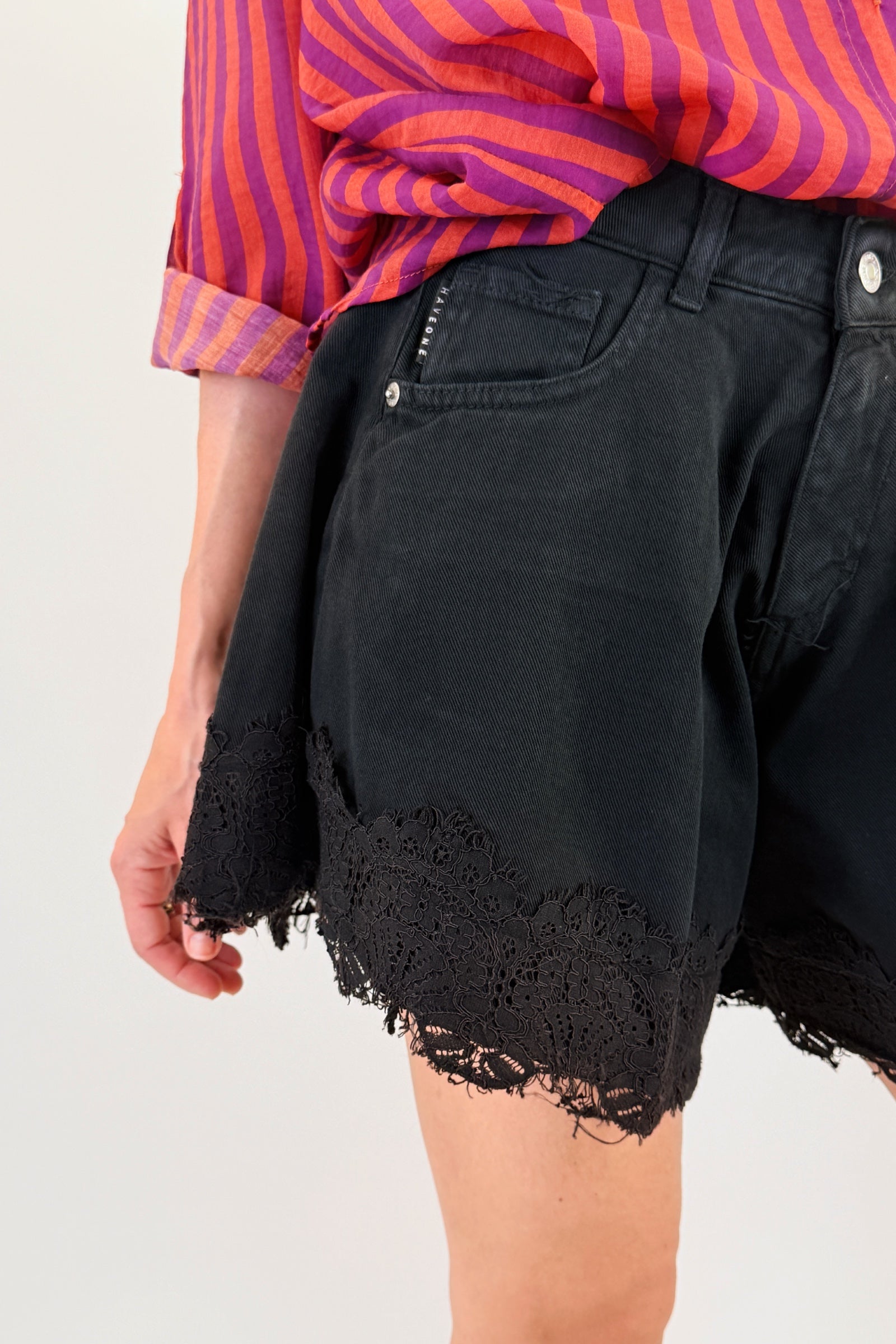 Shorts farfalla con pizzo