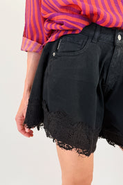 Shorts farfalla con pizzo