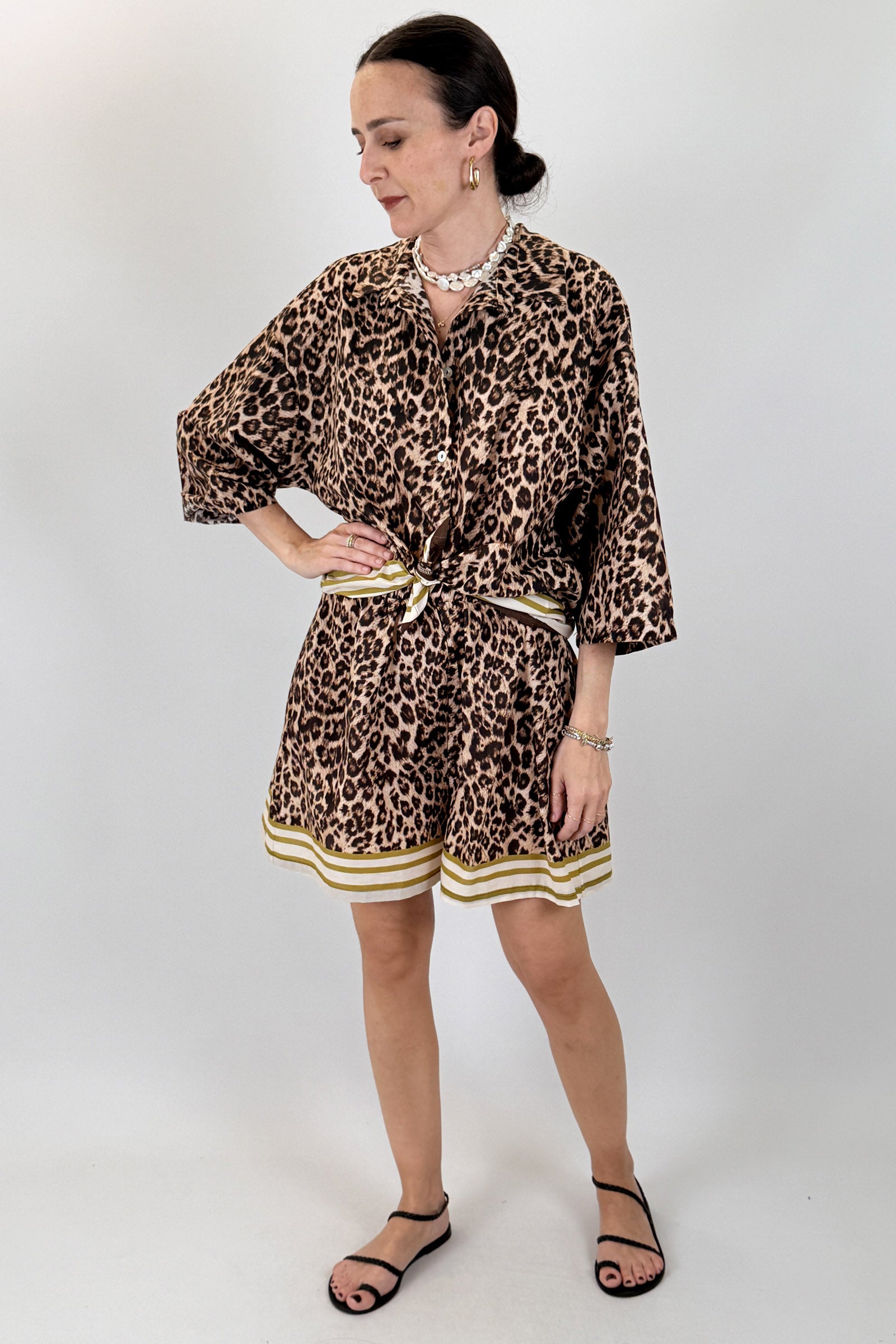 Set camicia e shorts animalier
