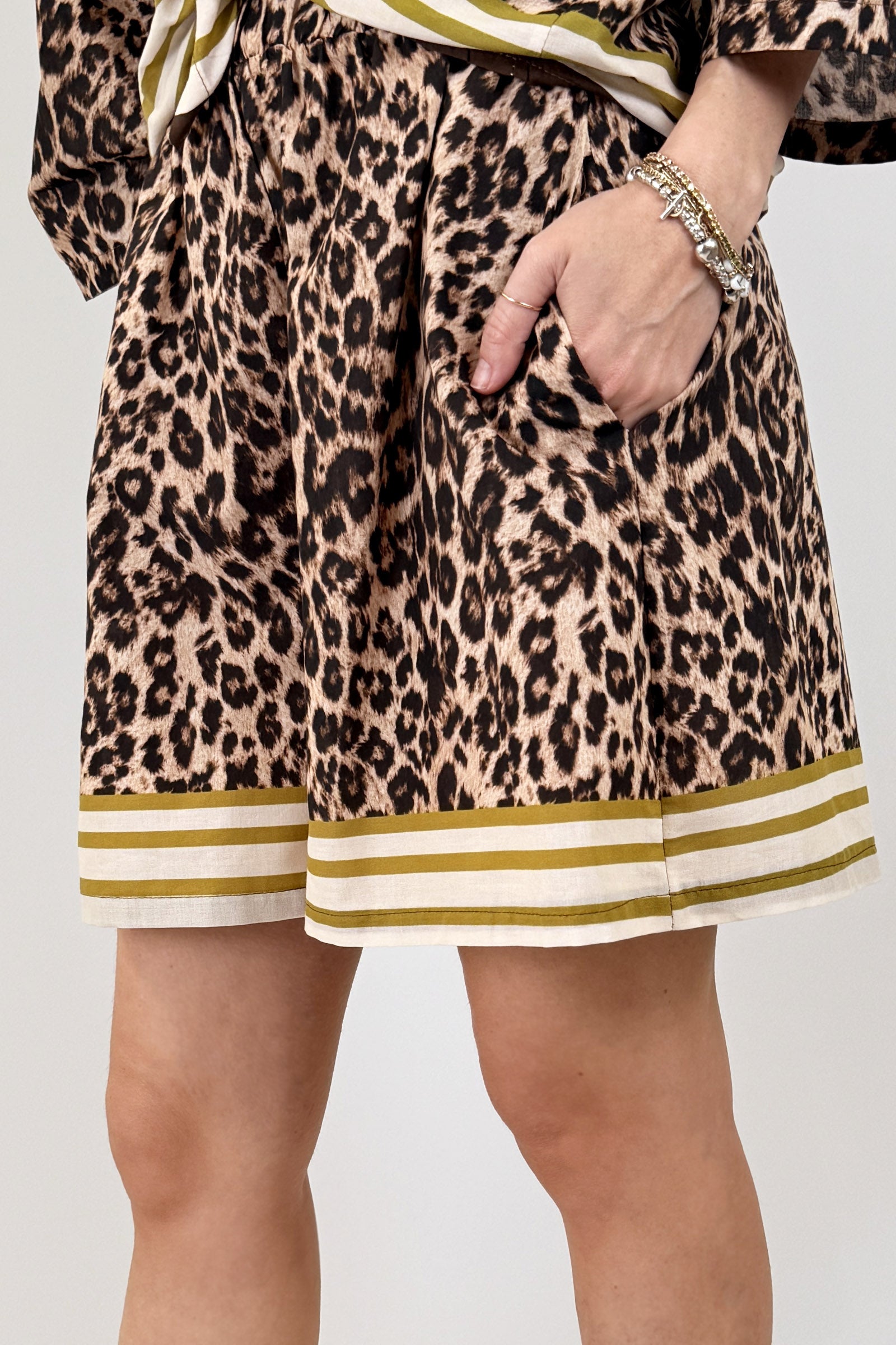 Set camicia e shorts animalier