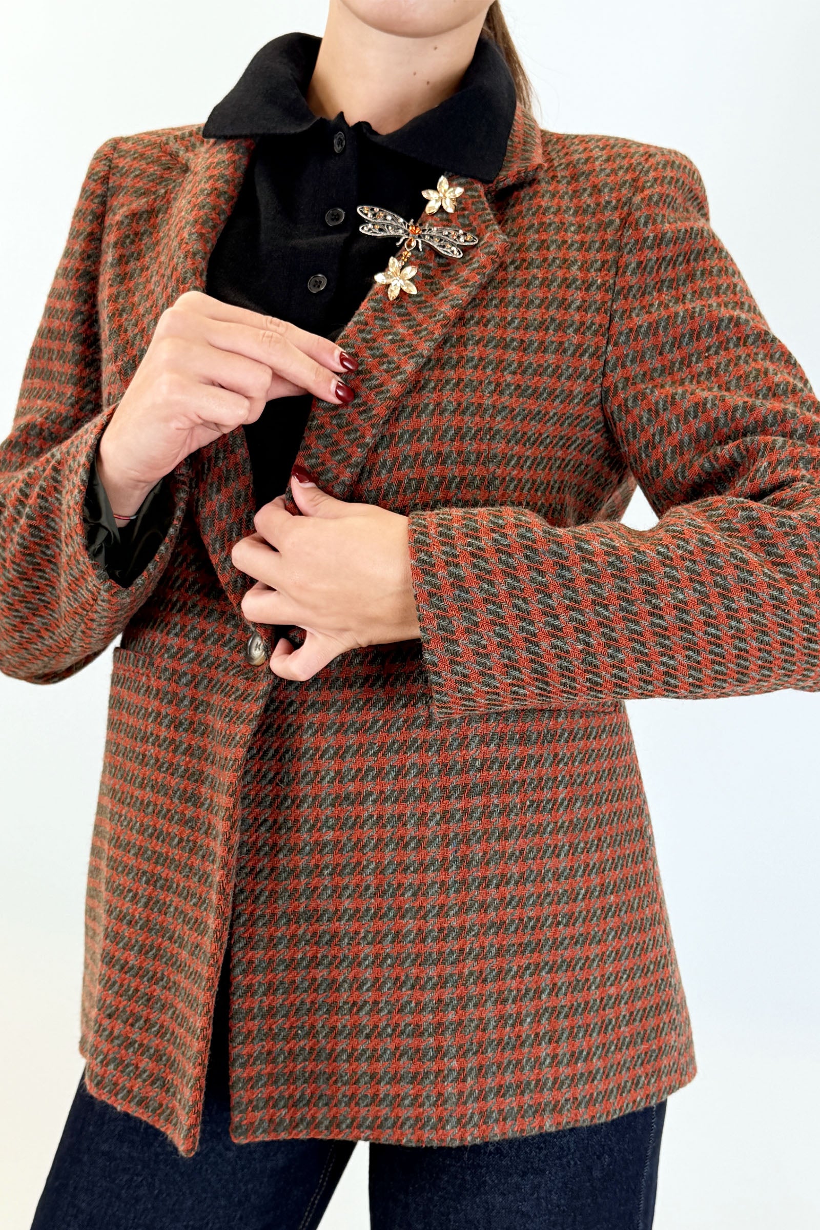 Giacca pied de poule e spille