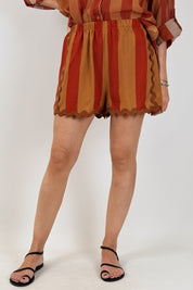 Shorts righe e passamaneria