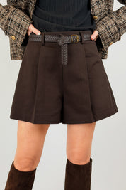 Shorts con pieghe e cintura