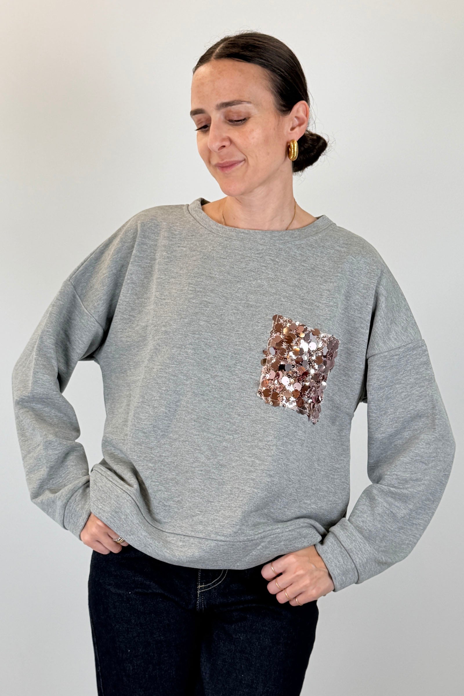 Felpa con tasca paillettes
