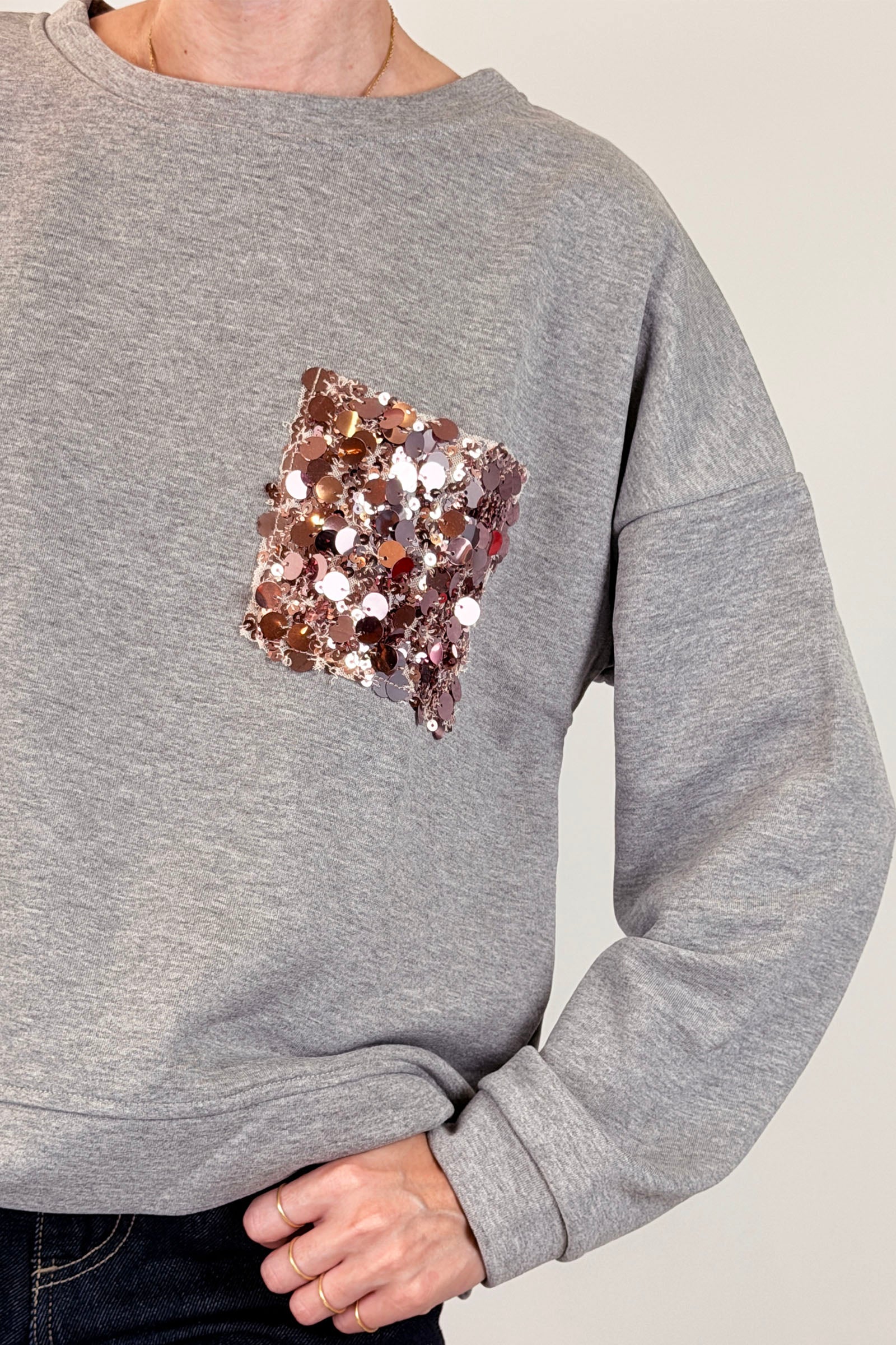 Felpa con tasca paillettes