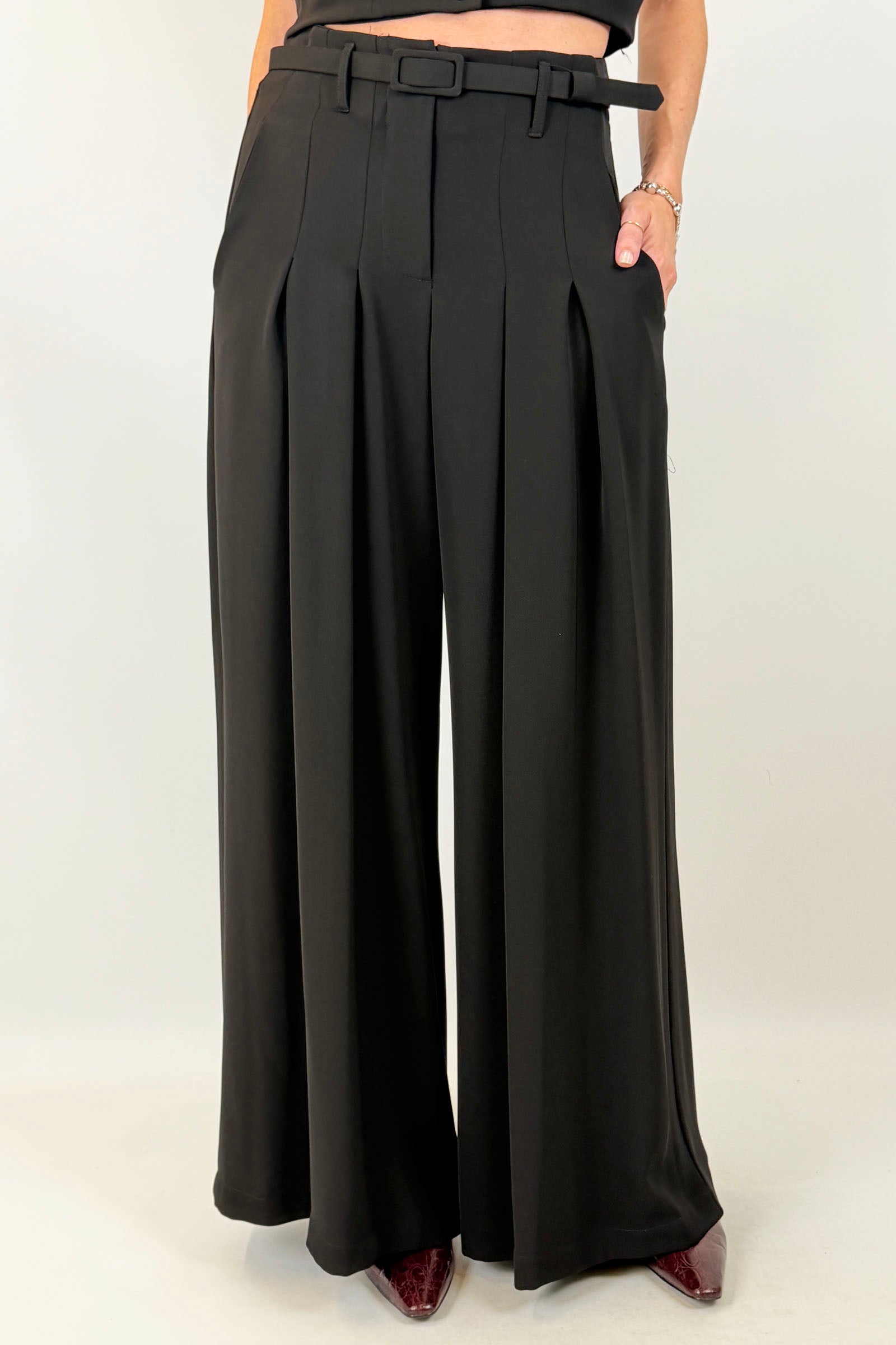 Pantalone ampio con pinces