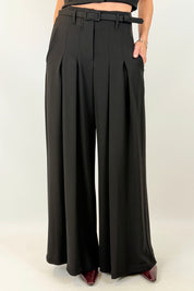 Pantalone ampio con pinces