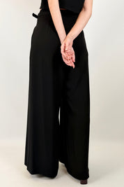 Pantalone ampio con pinces