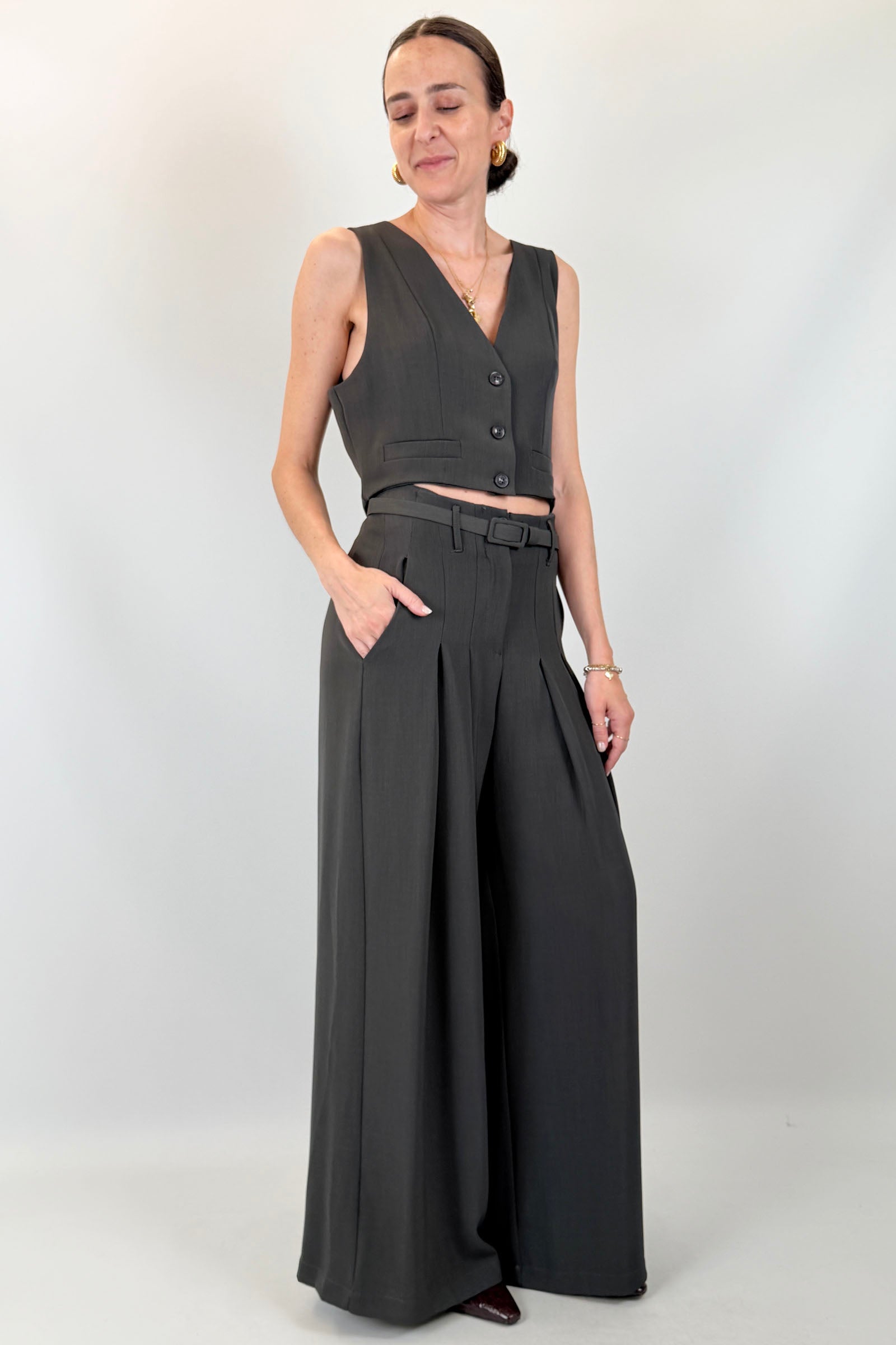 Pantalone ampio con pinces