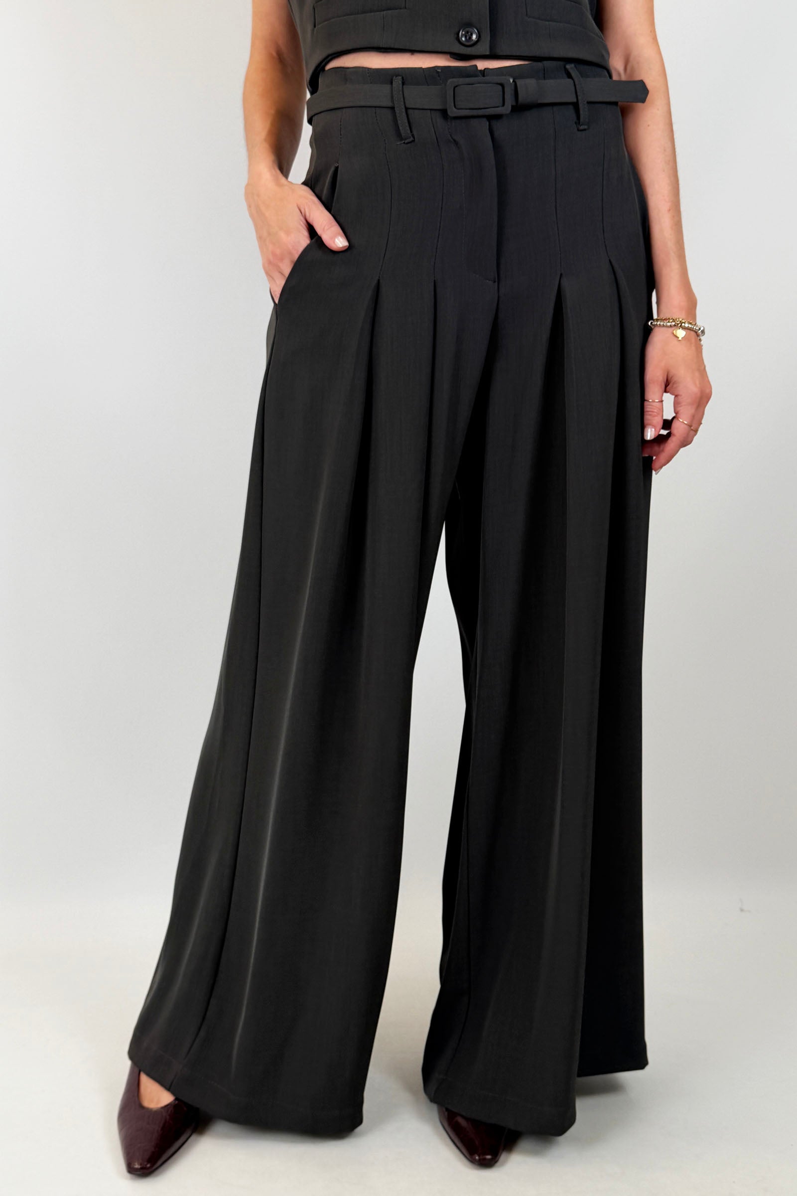 Pantalone ampio con pinces