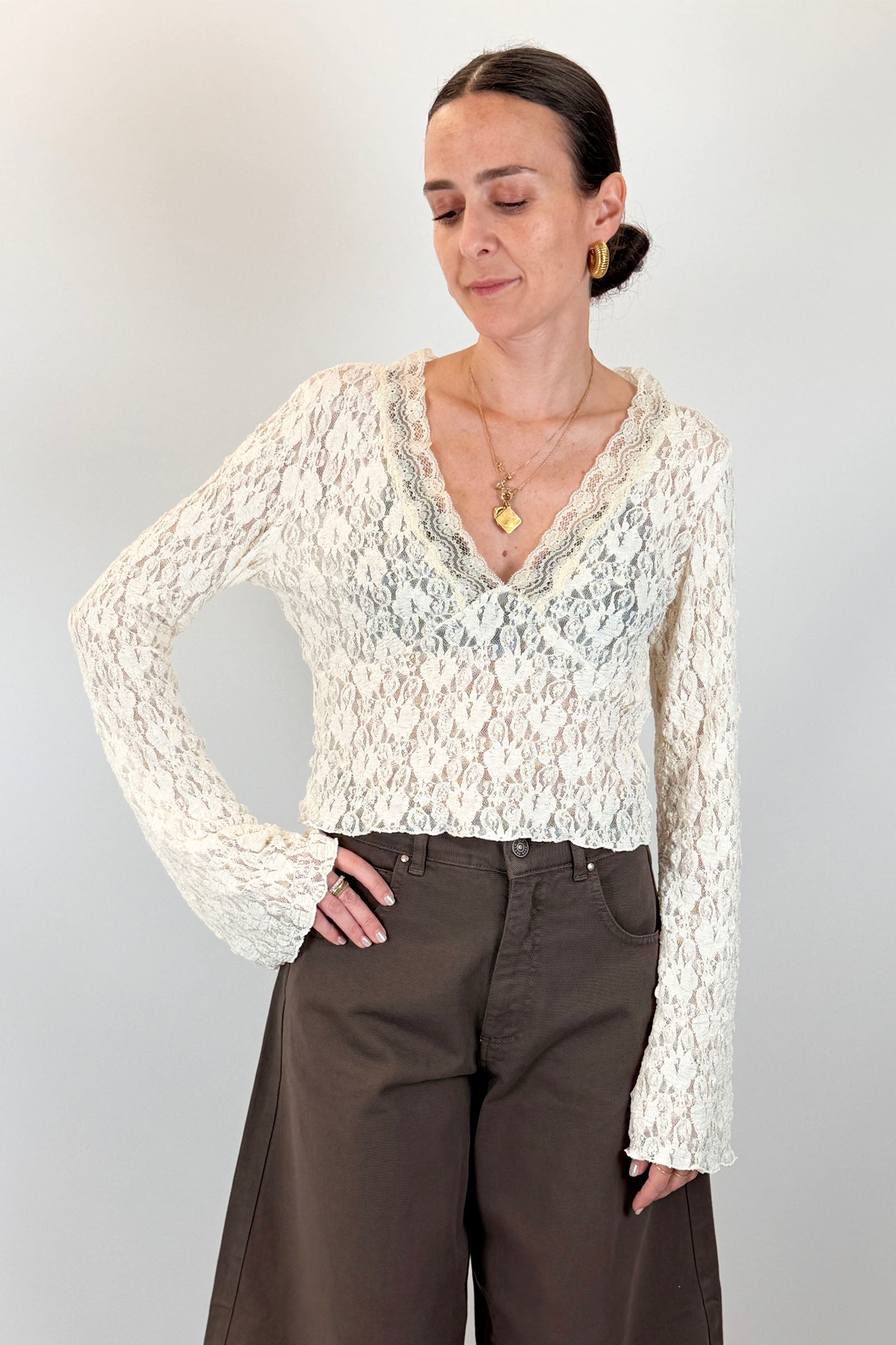 Top in pizzo con scollo a V