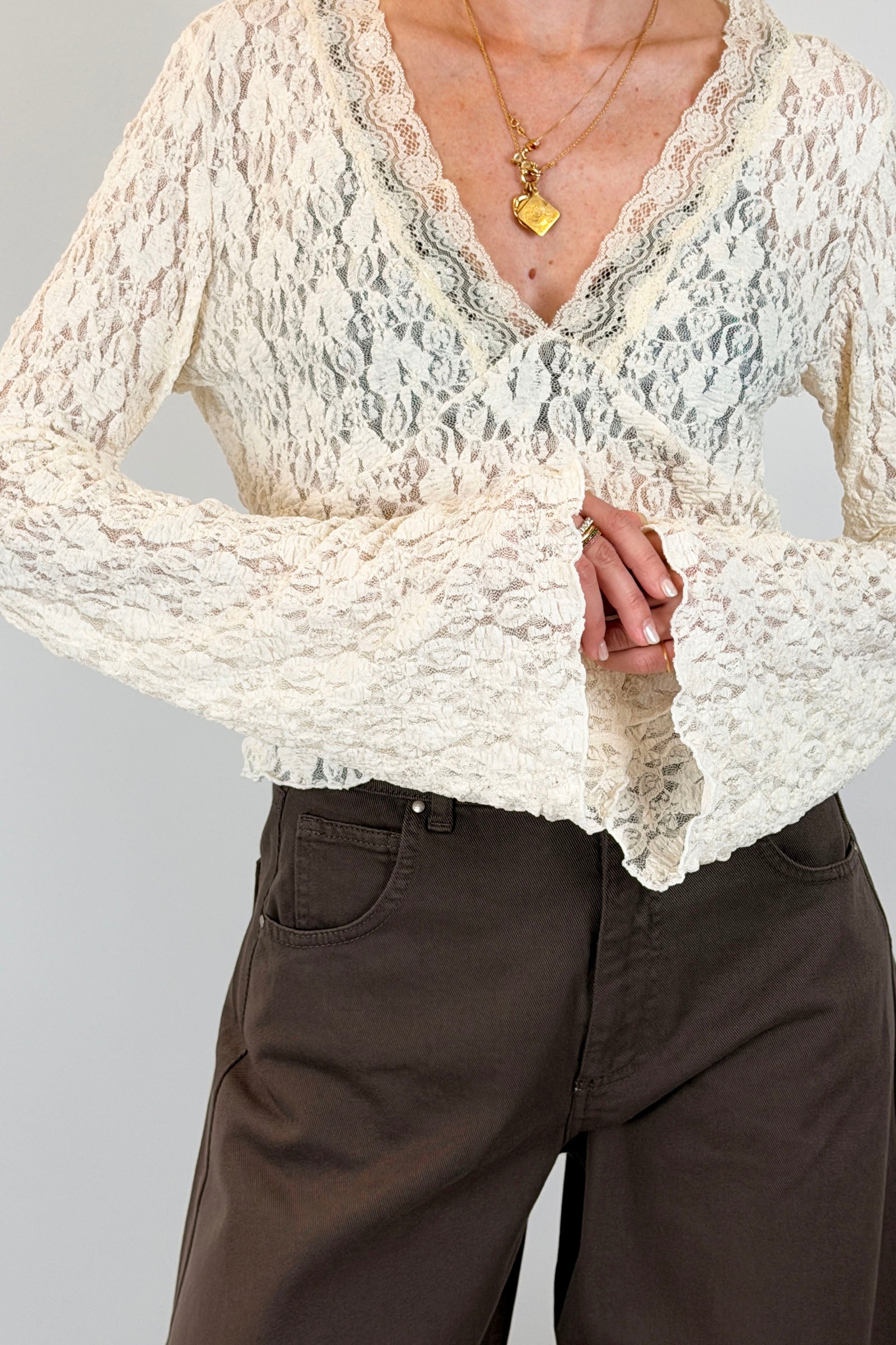 Top in pizzo con scollo a V