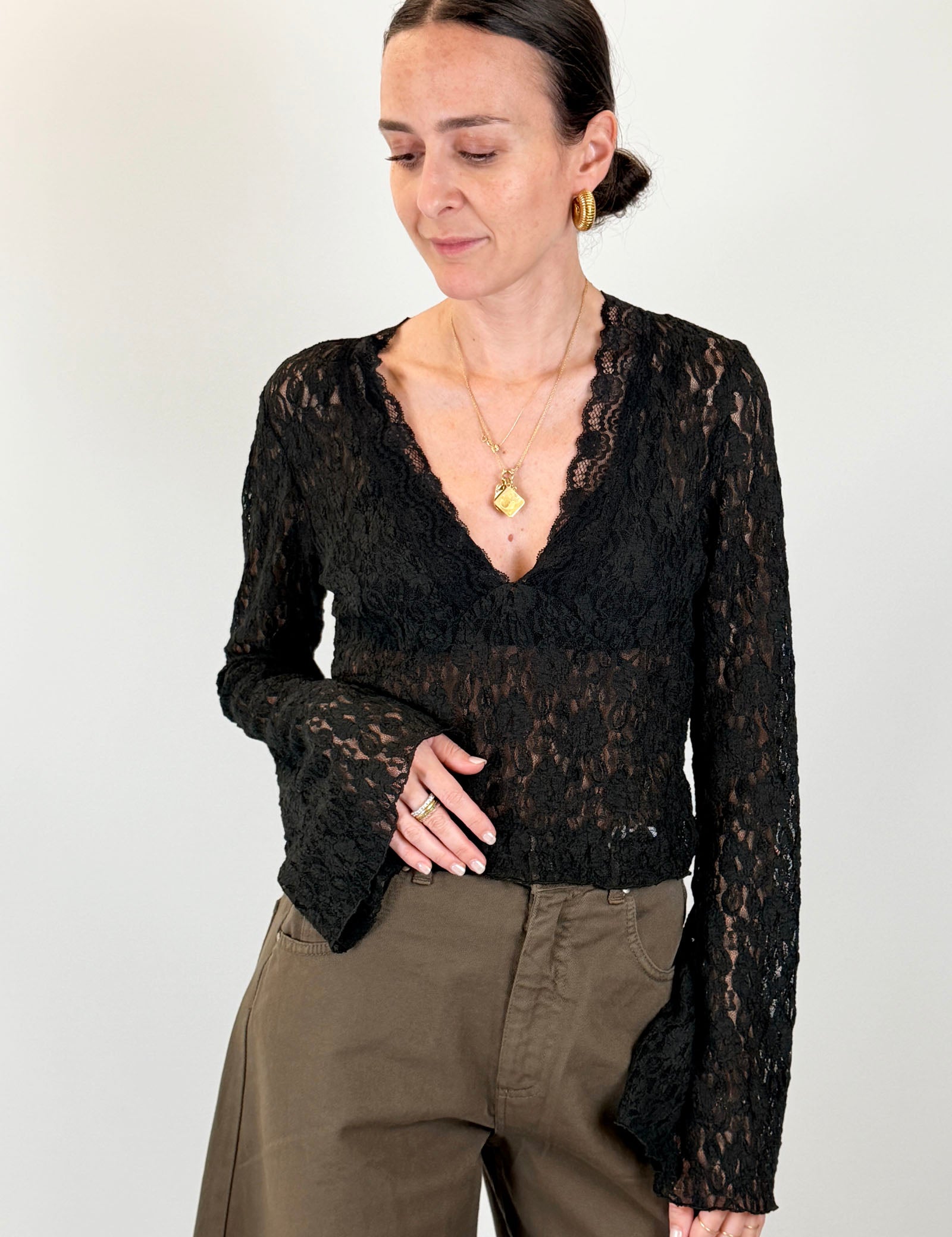 Top in pizzo con scollo a V
