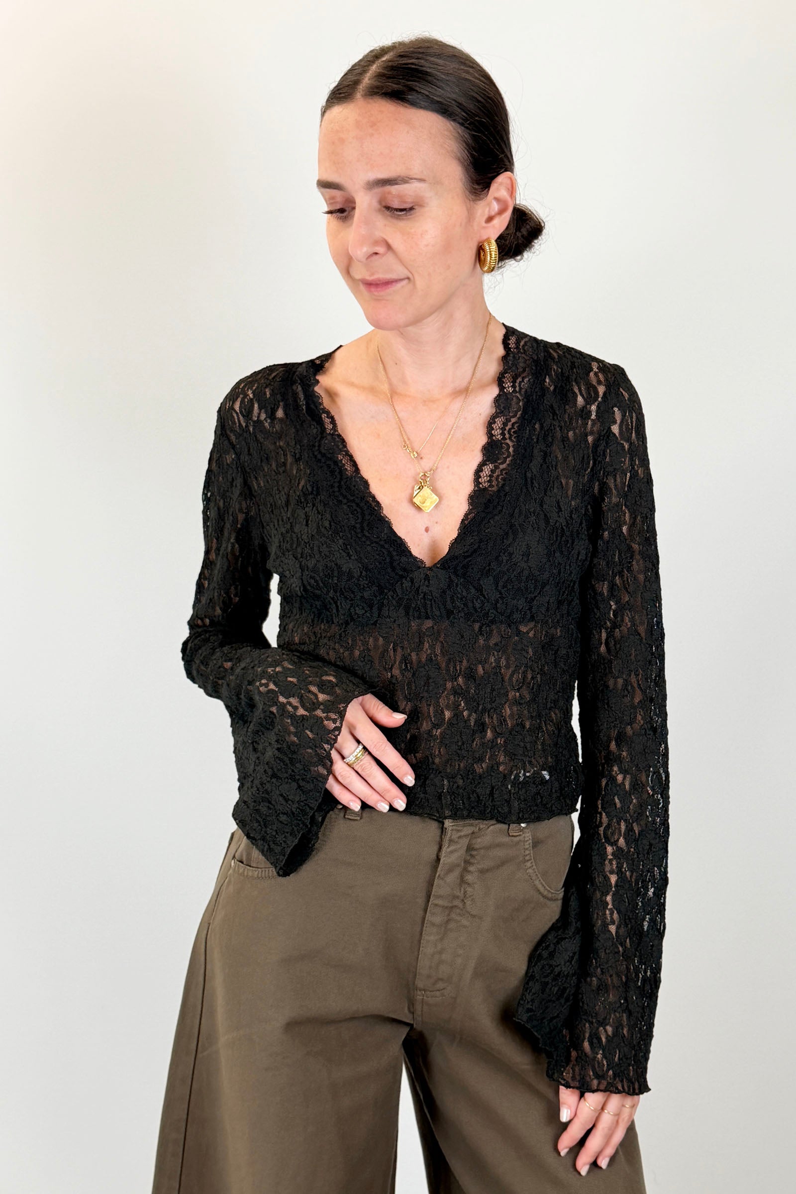 Top in pizzo con scollo a V