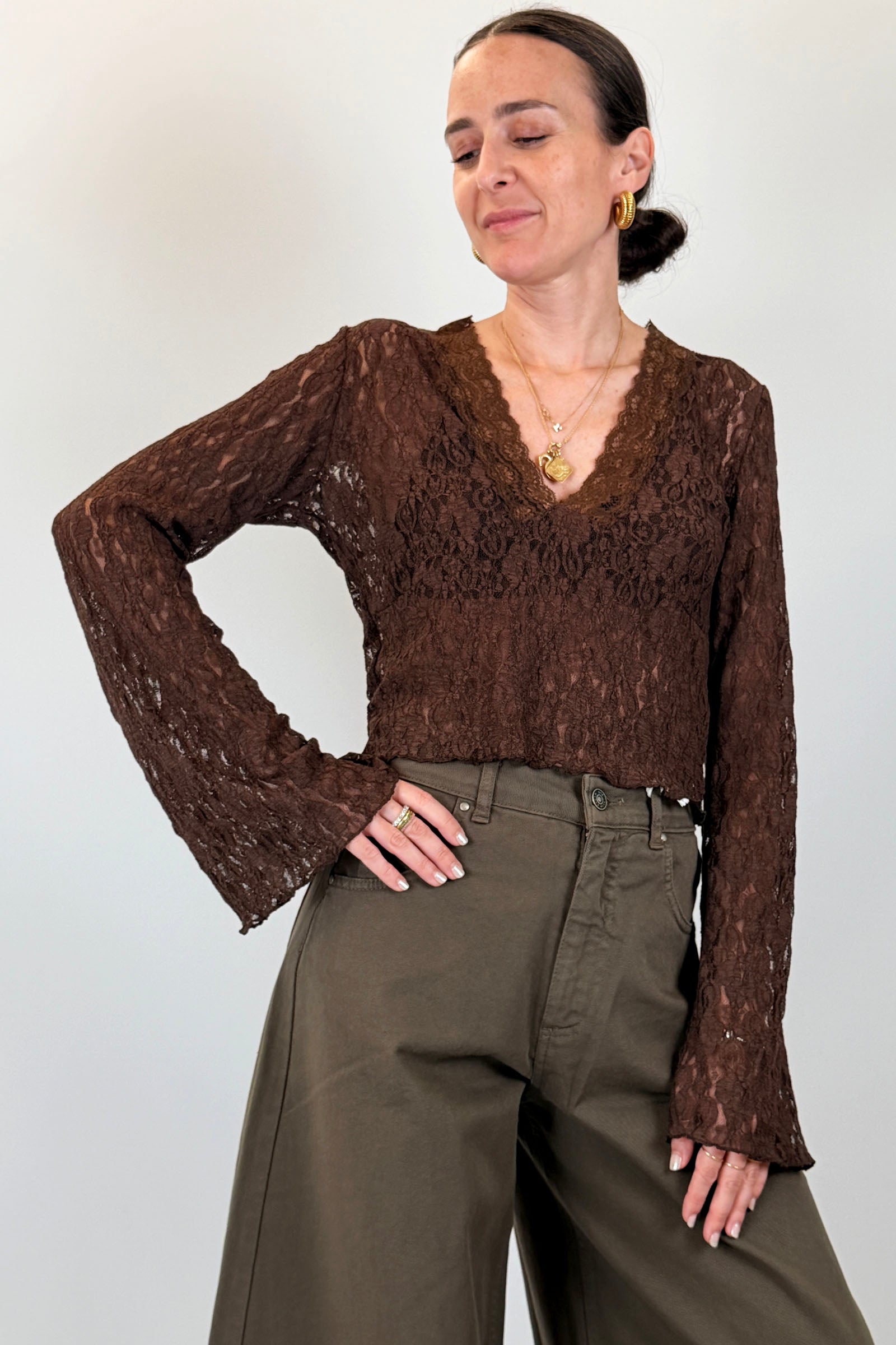 Top in pizzo con scollo a V