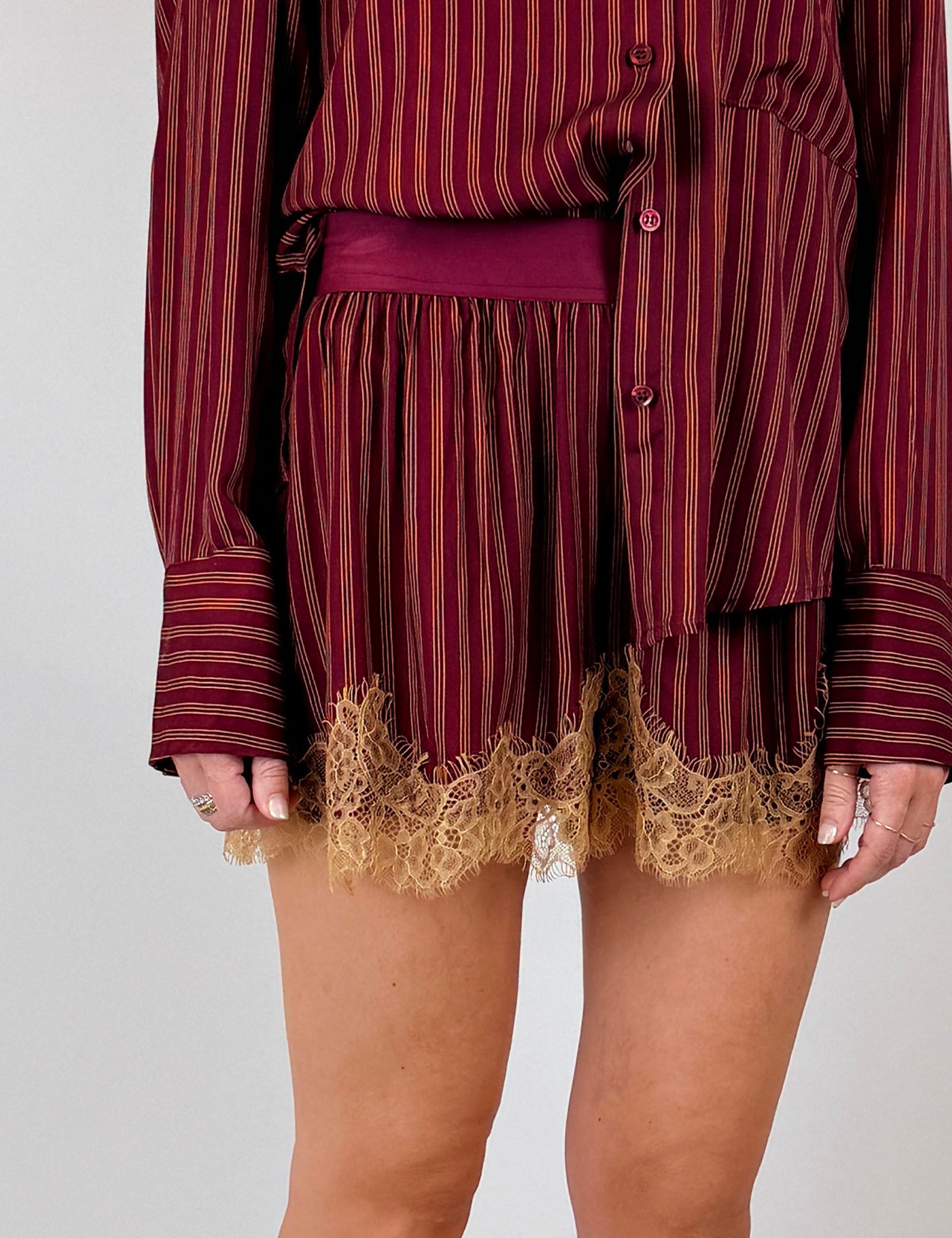 Shorts a righe con pizzo