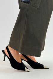 divine follie slingback in camoscio nero, con tacco e puntale metallico