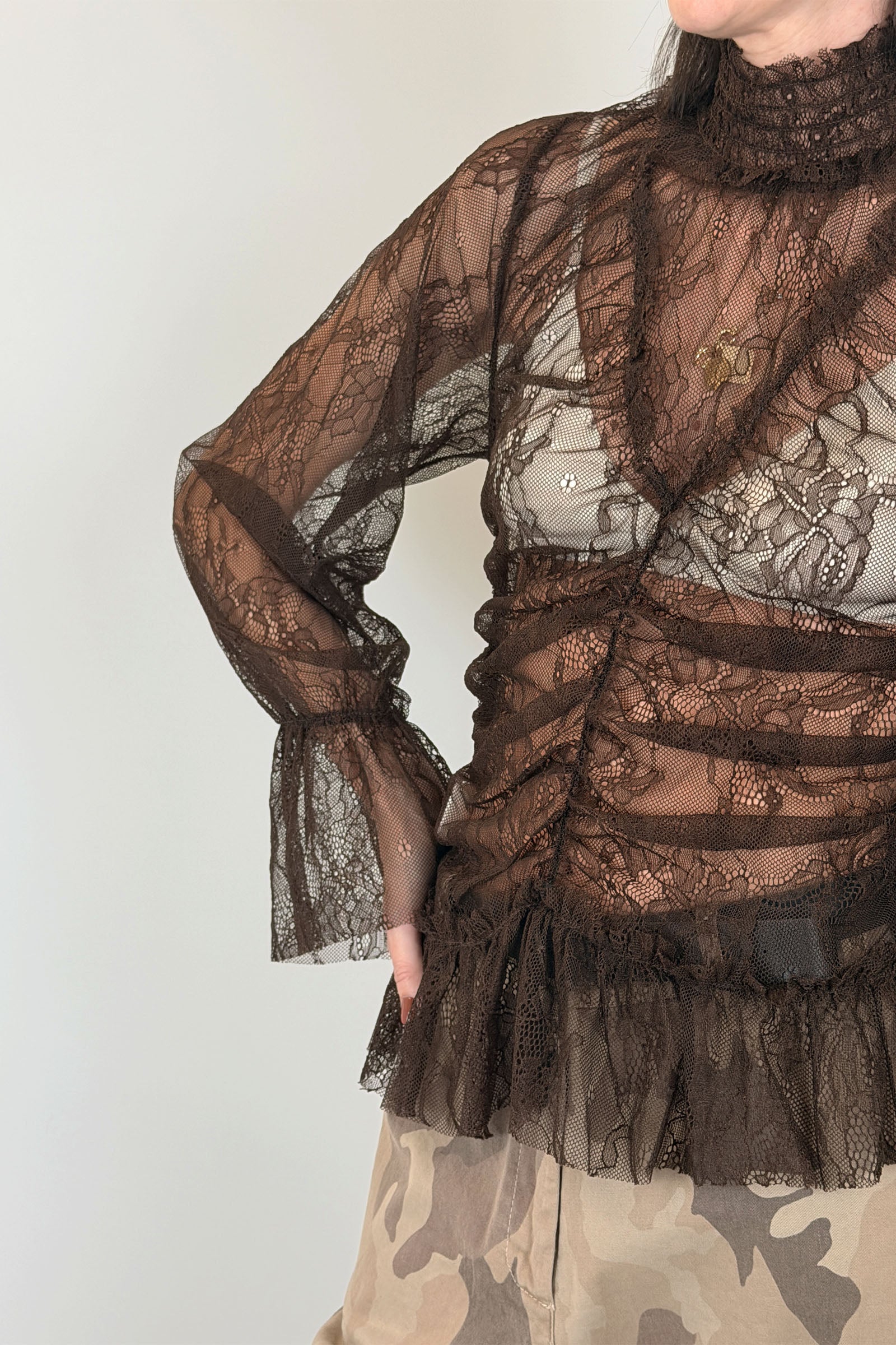 Blusa pizzo collo alto