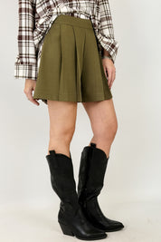 Short con pieghe