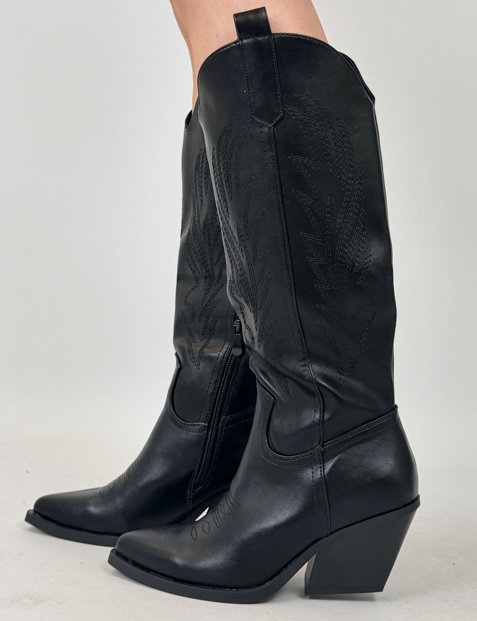 attraction stivale texano nero con ricami tono su tono