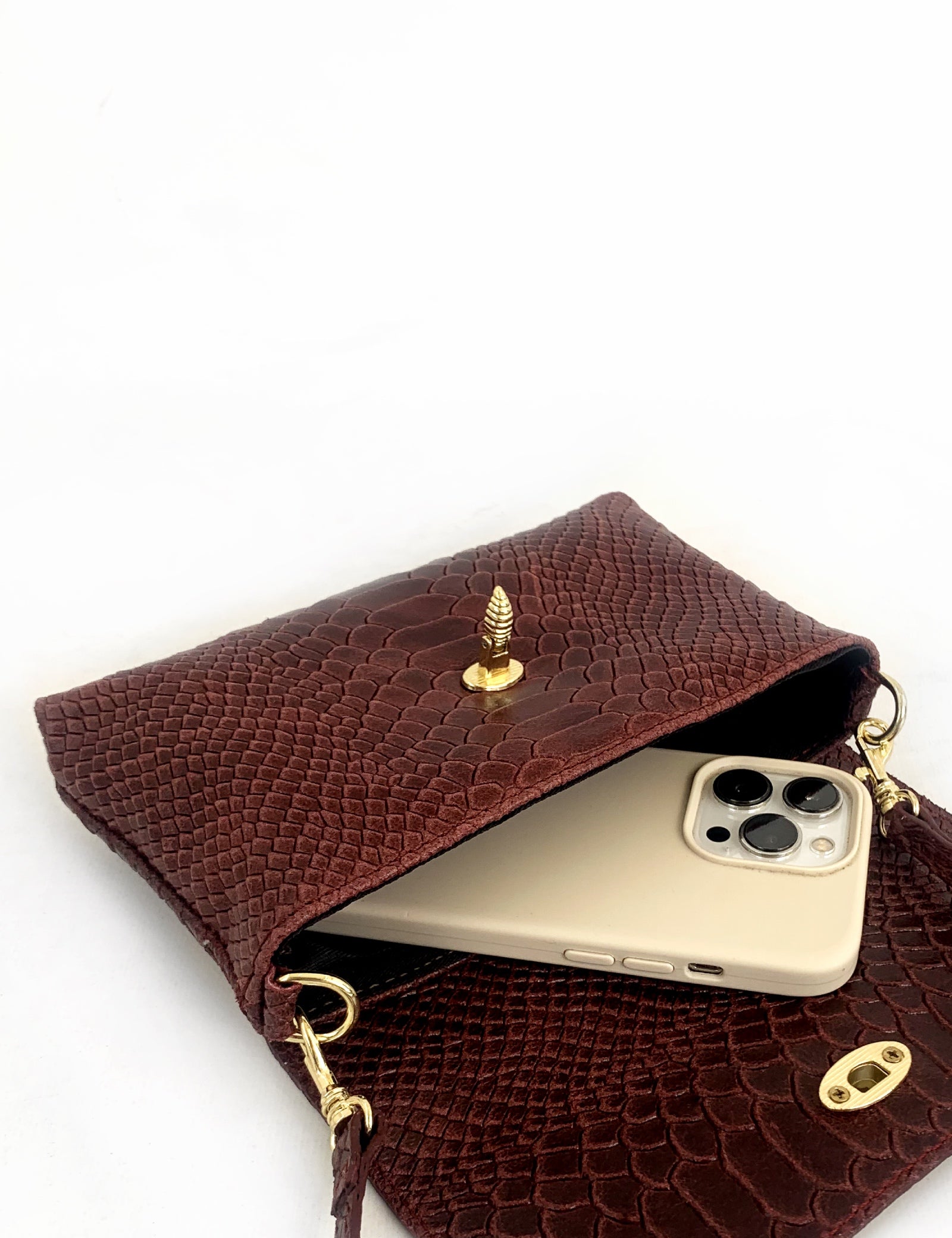 Borsa modello MARTA in pelle effetto pitonato con chiusura dorata a forma di ape, dettaglio della borsa aperta, vista di tre quarti