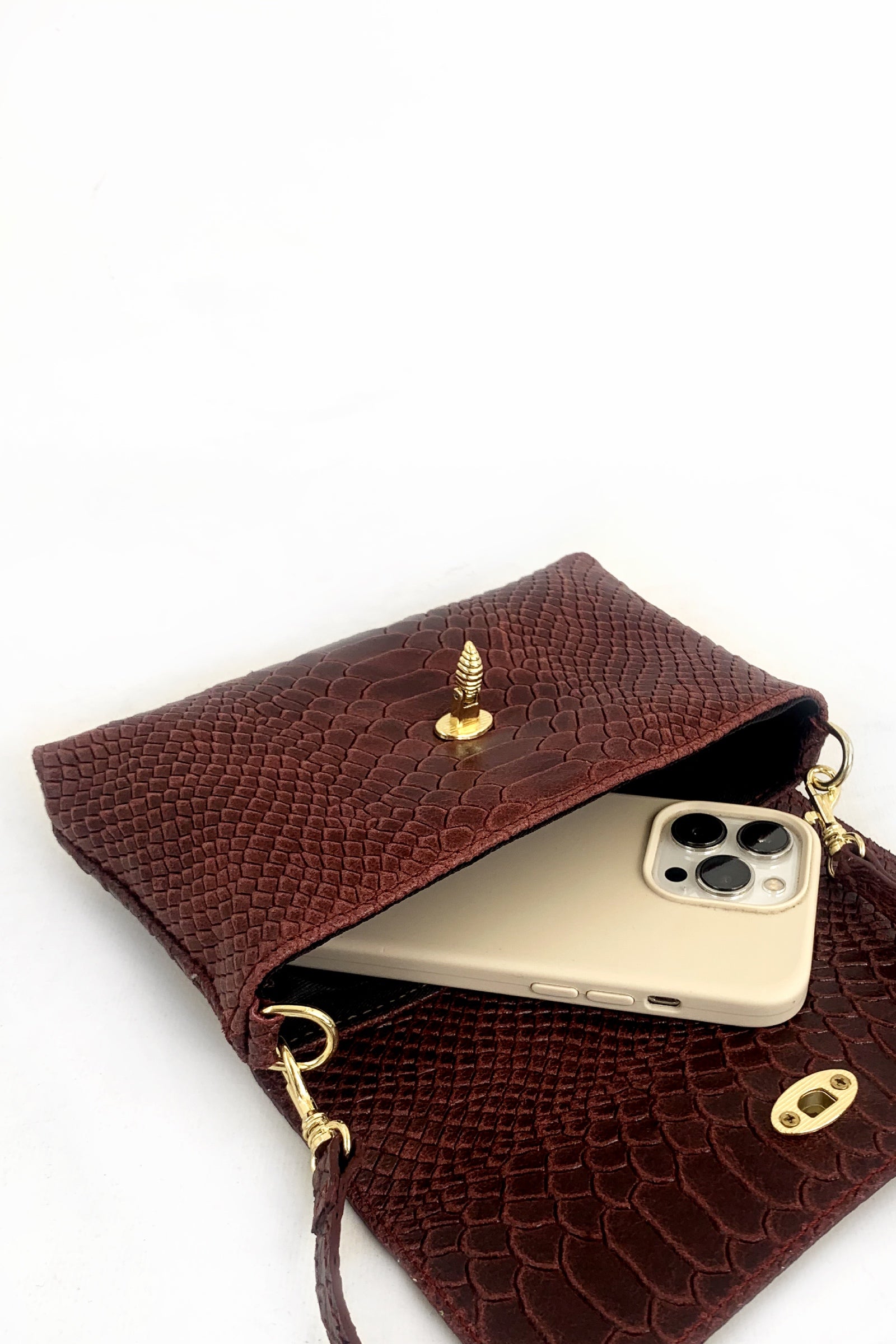 Borsa modello MARTA in pelle effetto pitonato con chiusura dorata a forma di ape, dettaglio della borsa aperta, vista di tre quarti