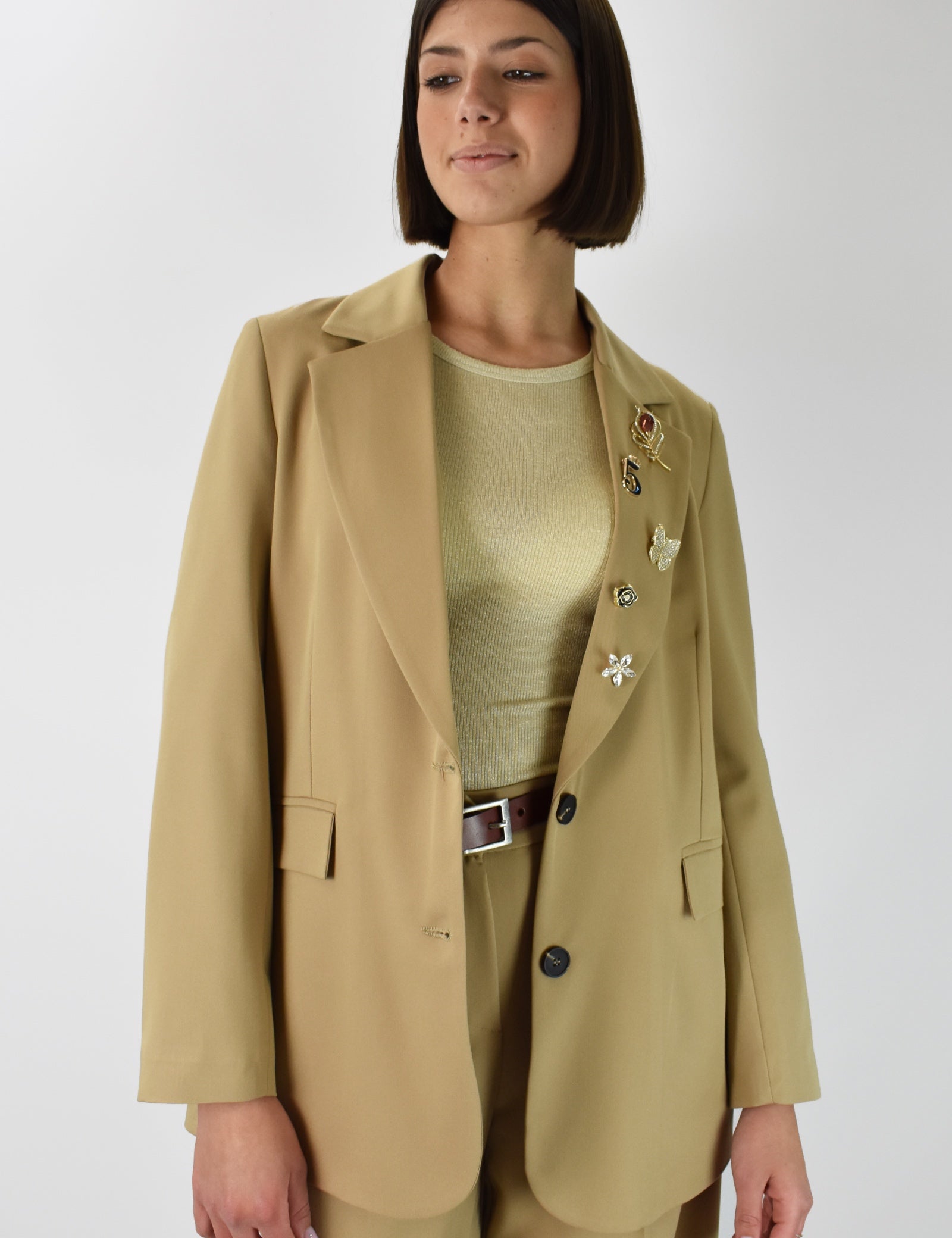 Blazer con spille