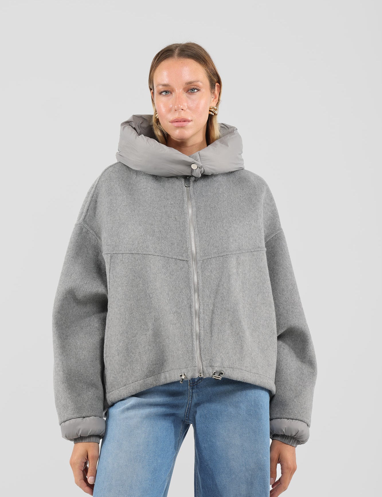 Bomber handmade con dettagli piumino removibili, brand HaveOne, vista frontale, colore grigio. 