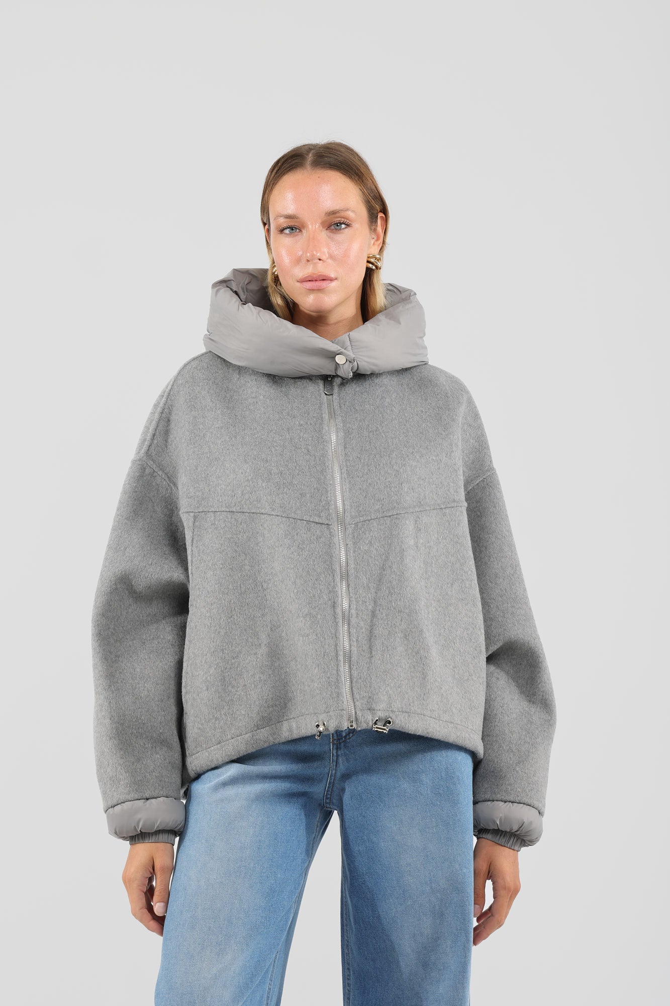 Bomber handmade con dettagli piumino removibili, brand HaveOne, vista frontale, colore grigio. 