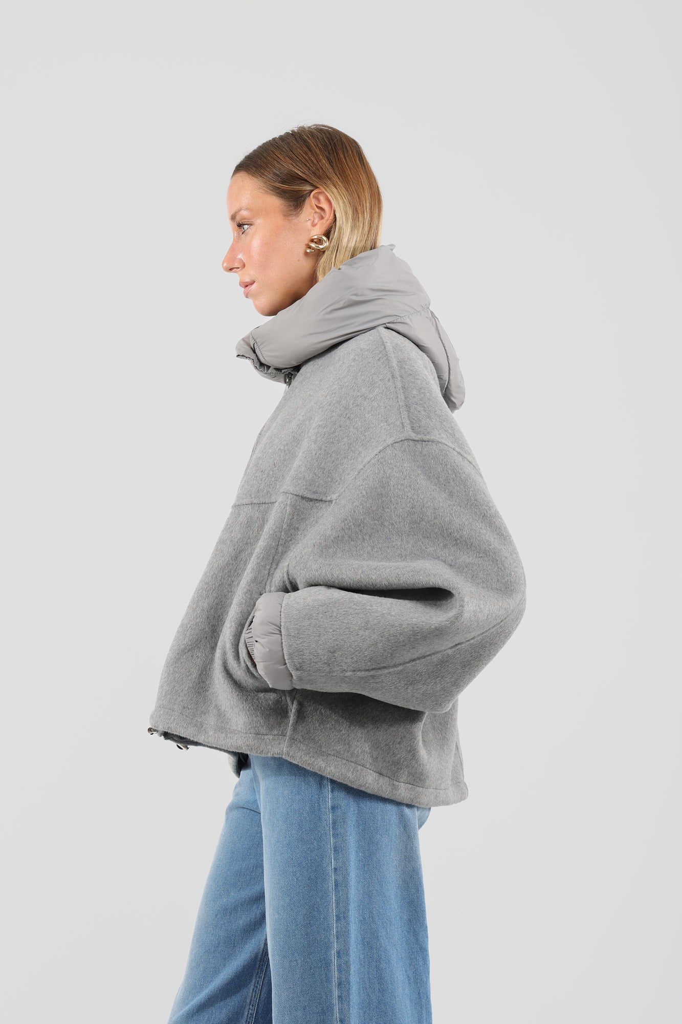 Bomber handmade con dettagli piumino removibili, brand HaveOne, vista laterale, colore grigio