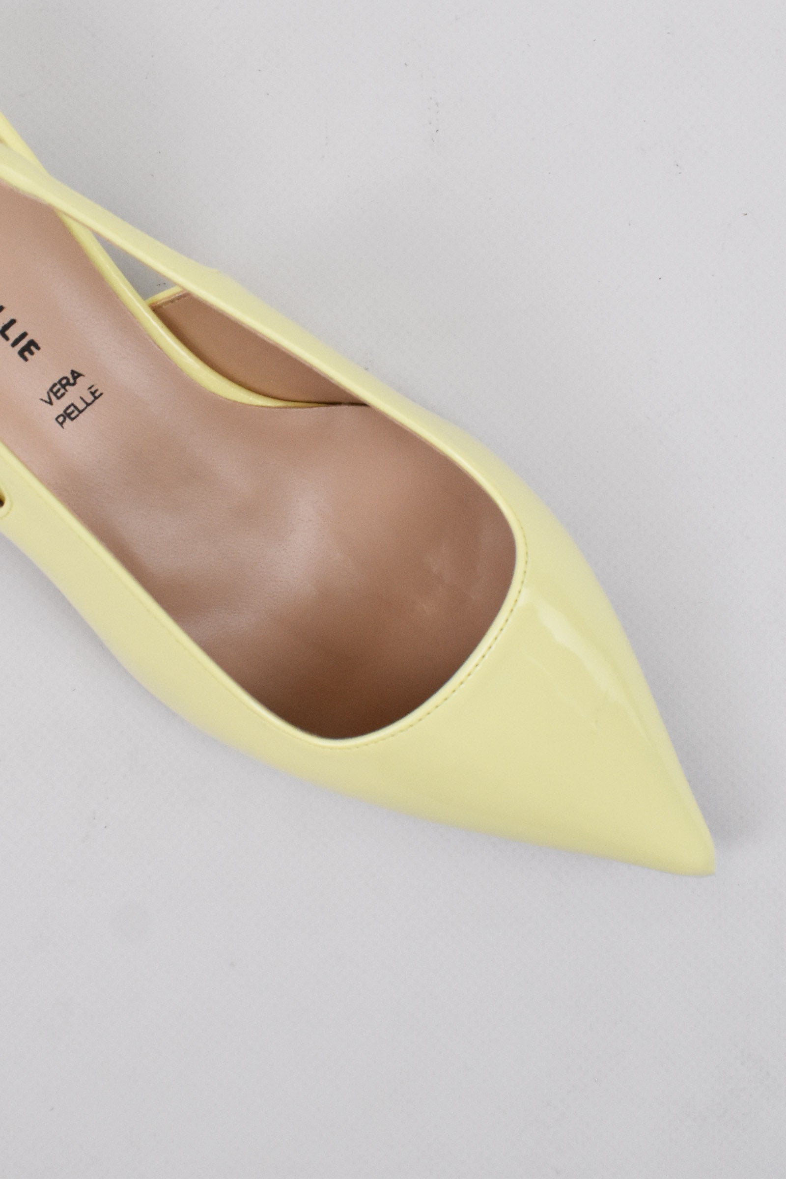 Slingback a punta vernice