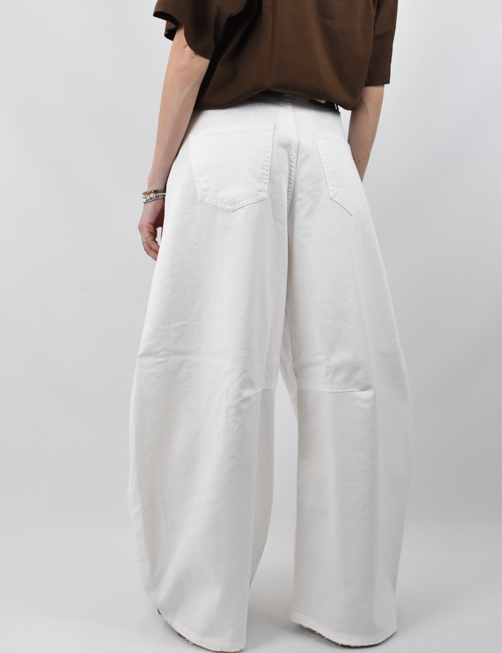 Pantalone God Save Denim IRIDE balloon fit con orlo a taglio vivo, foto posteriore, bianco