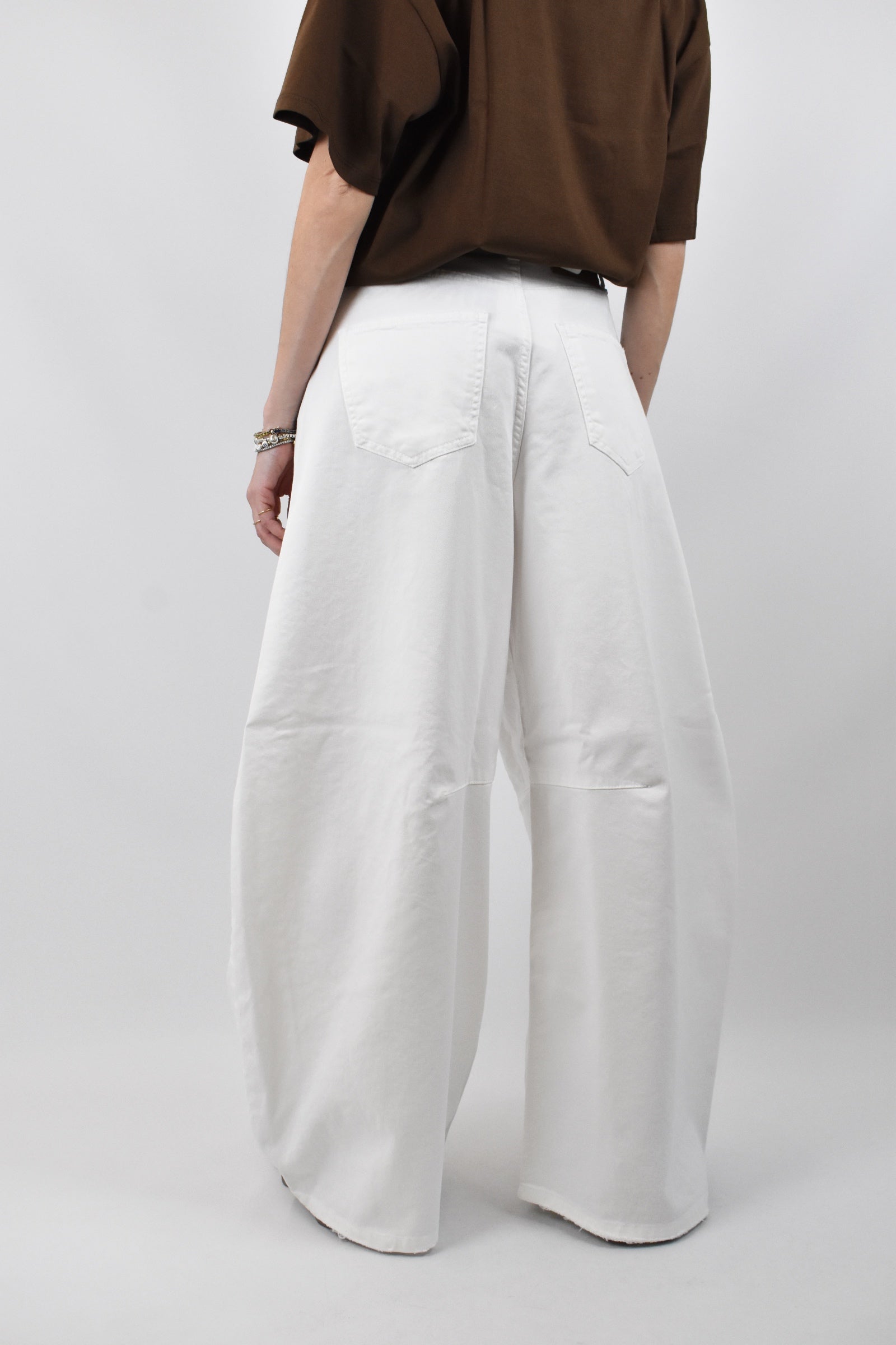 Pantalone God Save Denim IRIDE balloon fit con orlo a taglio vivo, foto posteriore, bianco
