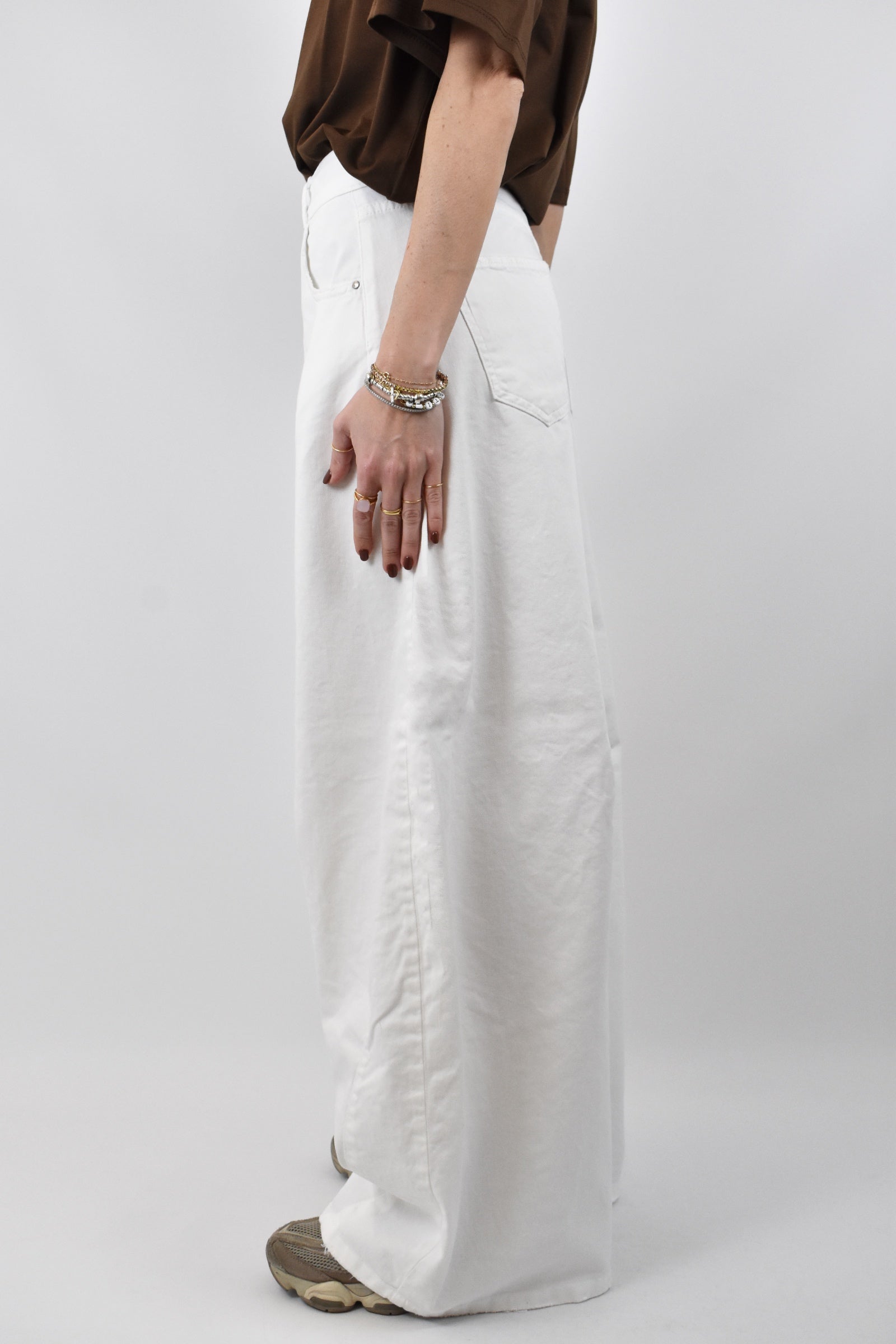 Pantalone God Save Denim IRIDE balloon fit con orlo a taglio vivo, foto laterale, bianco