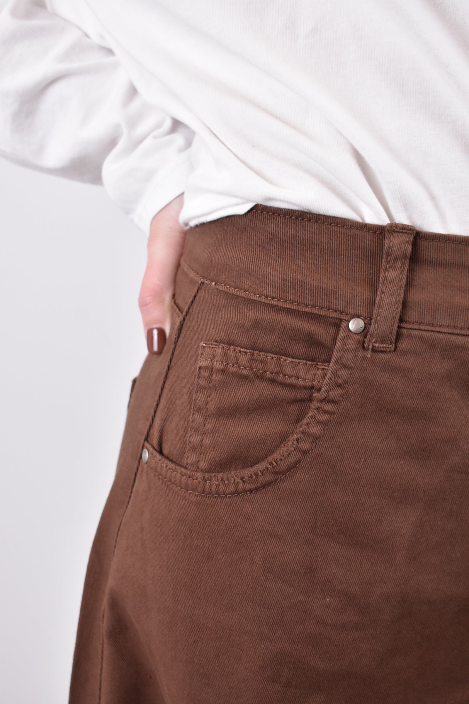 Pantalone God Save Denim IRIDE balloon fit con orlo a taglio vivo, dettaglio della tasca, moro