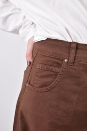 Pantalone God Save Denim IRIDE balloon fit con orlo a taglio vivo, dettaglio della tasca, moro