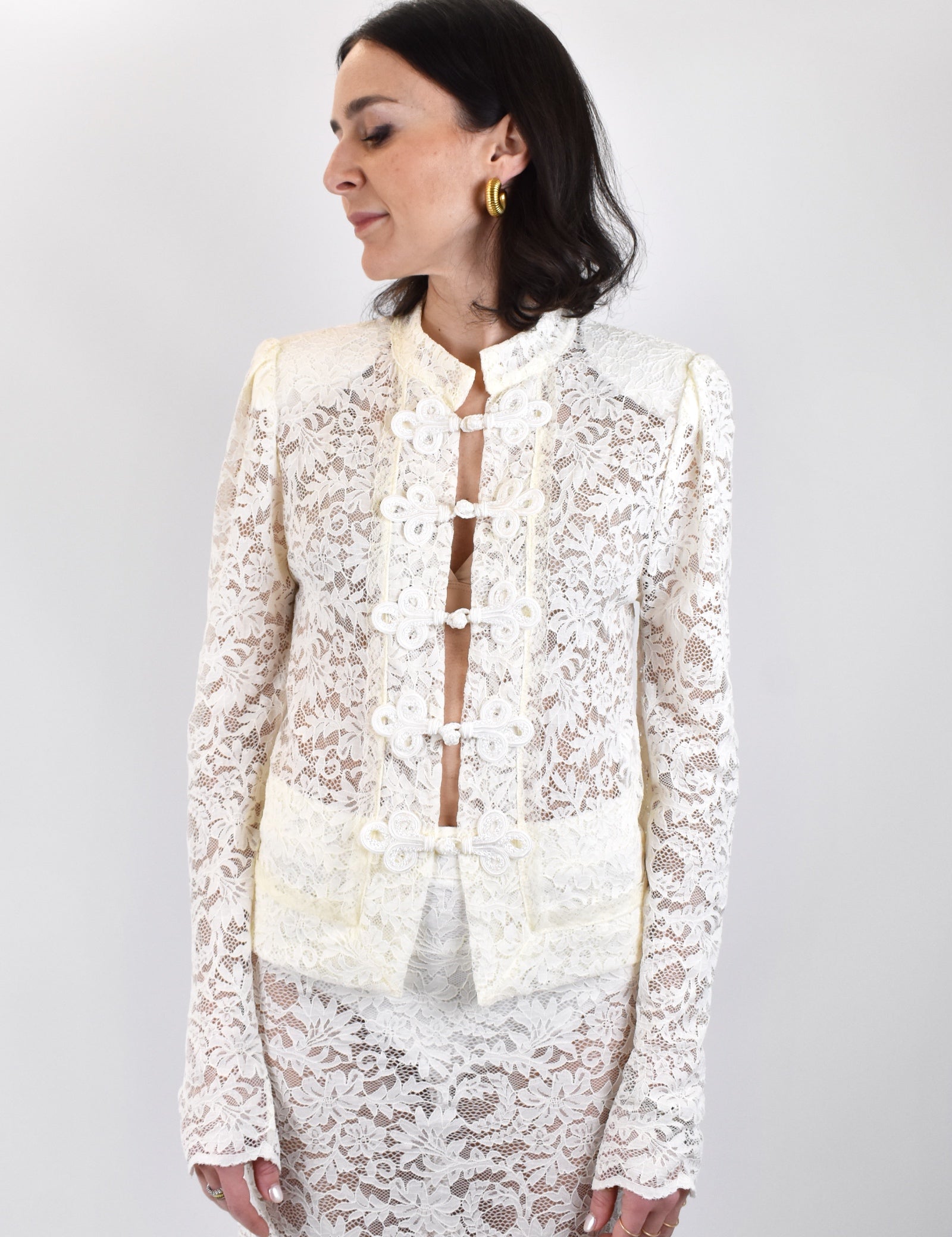 Blusa da donna in pizzo di haveone con spalline imbottite e chiusura con alamari, cvs-q058