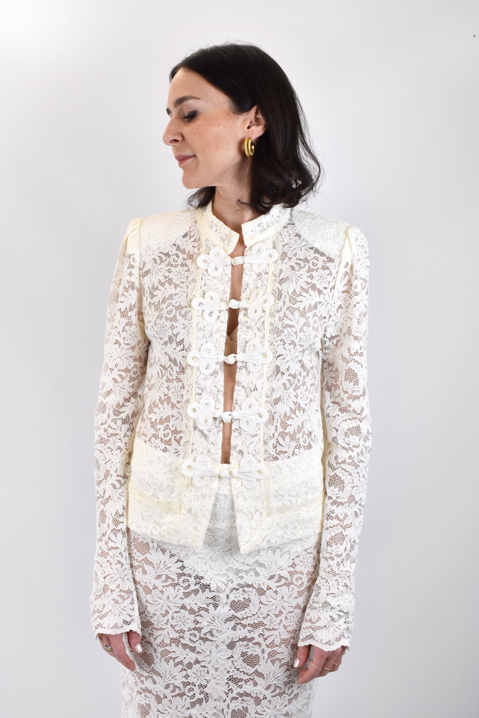 Blusa da donna in pizzo di haveone con spalline imbottite e chiusura con alamari, cvs-q058