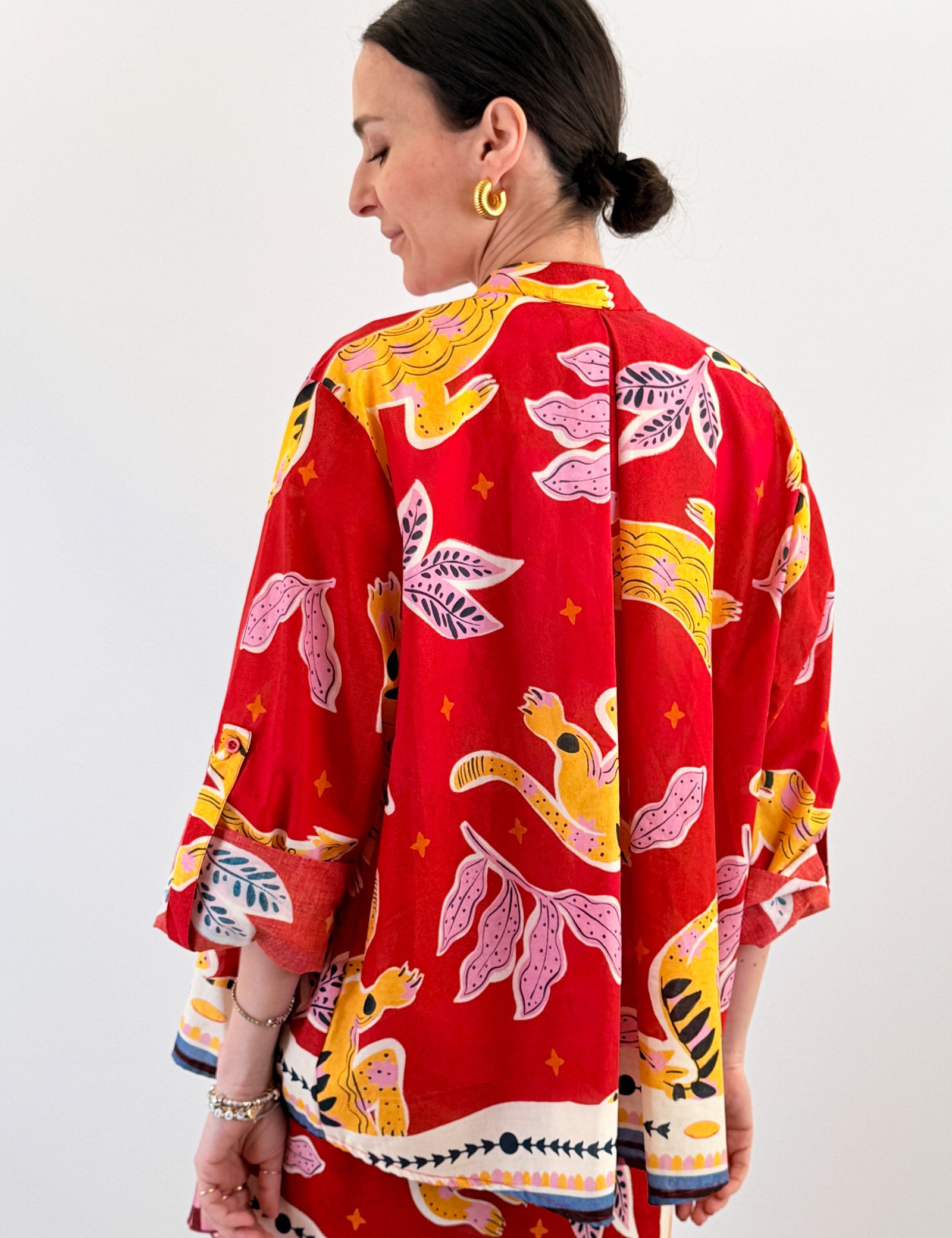 haveone-camicia-stampa-foulard-pareo-rosso-schiena.jpg