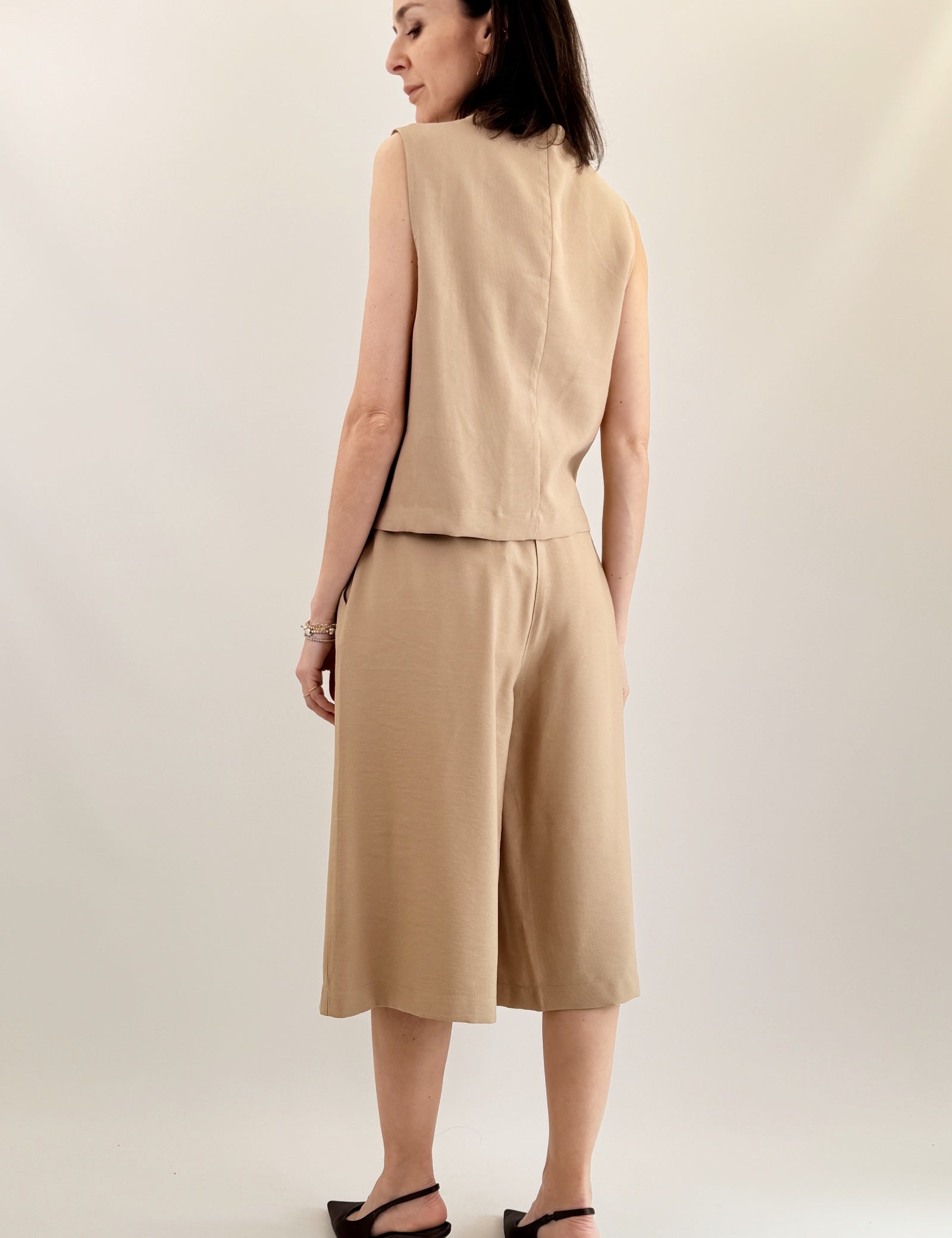 haveone-gilet-due-bottoni-beige-dietro.jpg