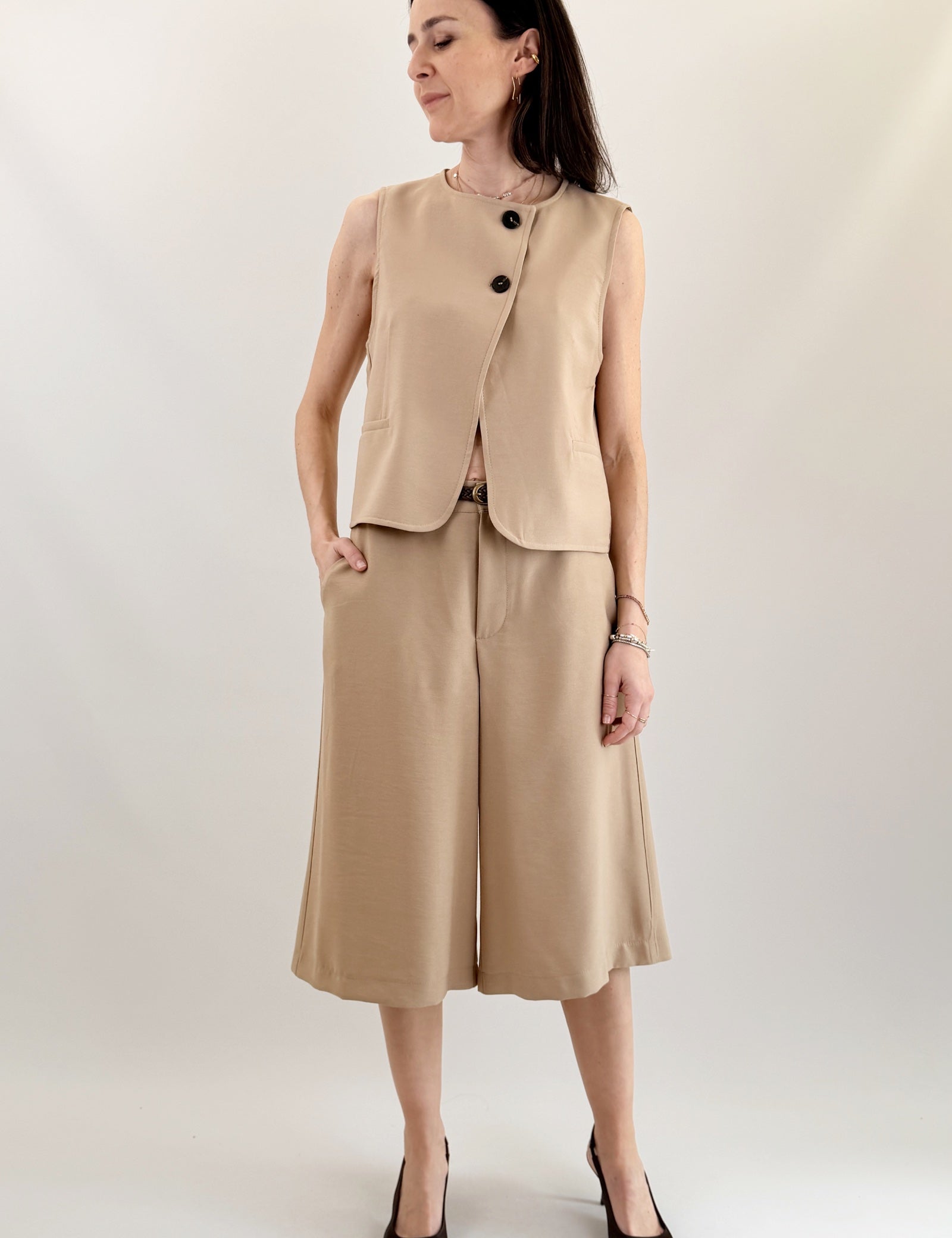 haveone-gilet-due-bottoni-beige_7a434dd1-6e8f-492d-8e49-fc479c50ecc3.jpg