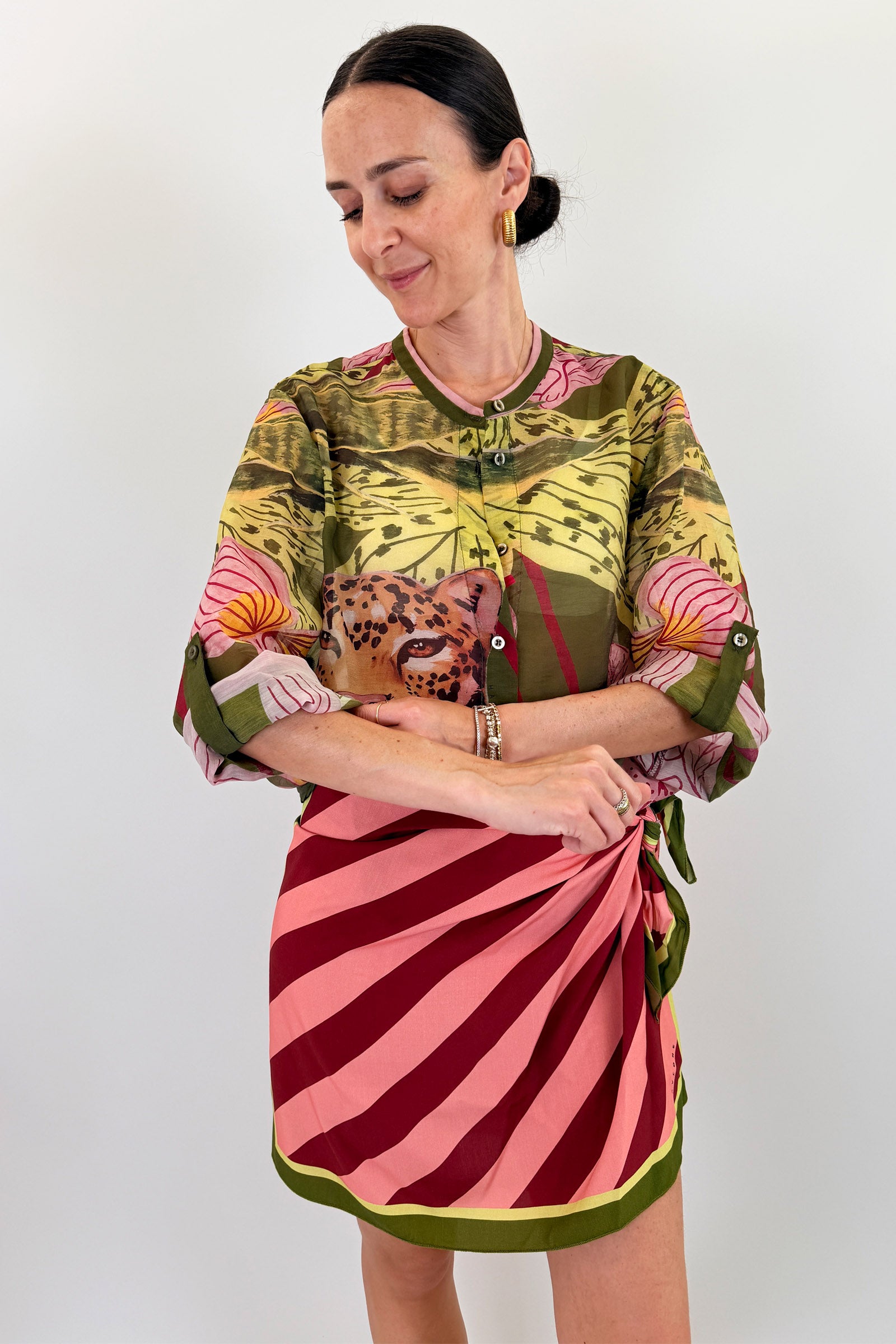 camicia limited edition della capsule the island del brand haveone, fantasia con tigre colori verde e rosa