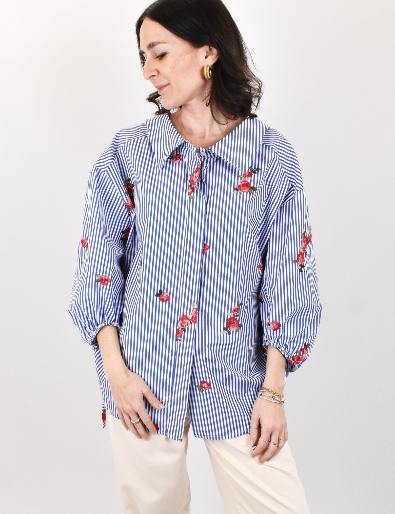 kontatto-camicia-righe-rose-ricamate-blu.jpg