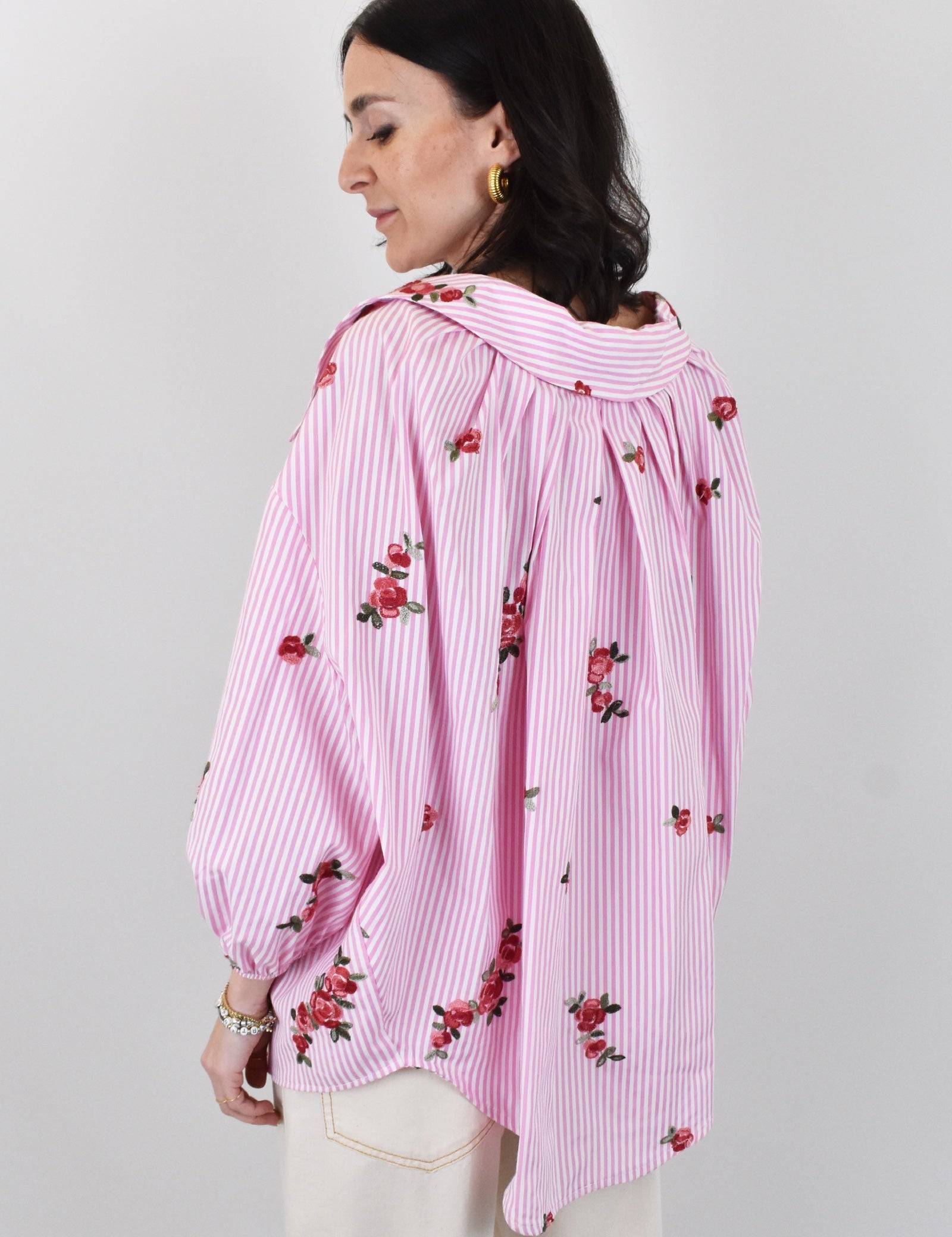 kontatto-camicia-righe-rose-ricamate-rosa-dietro.jpg